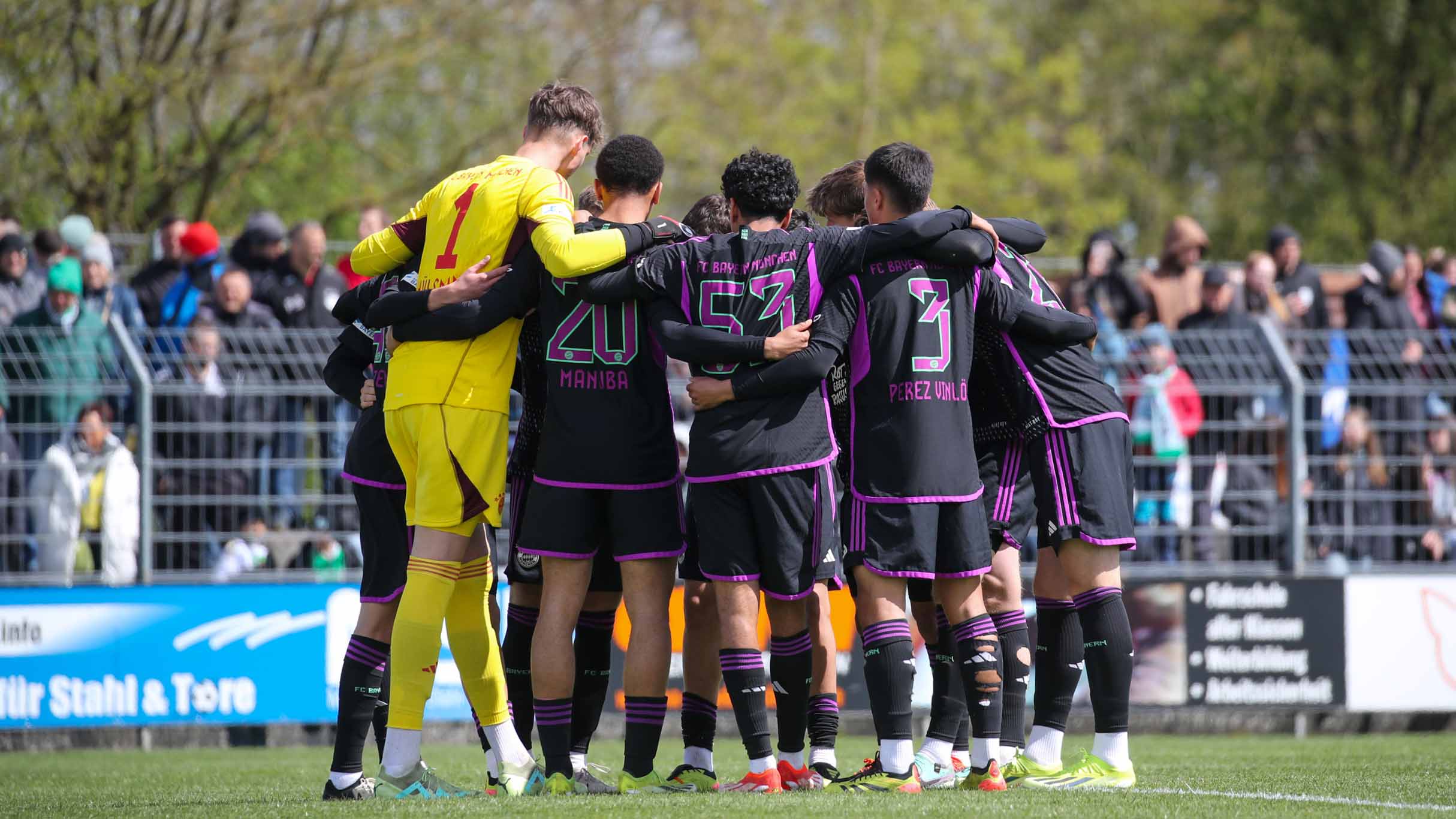 Die FC Bayern Amateure vor dem Spiel gegen die Spielvereinigung Ansbach.