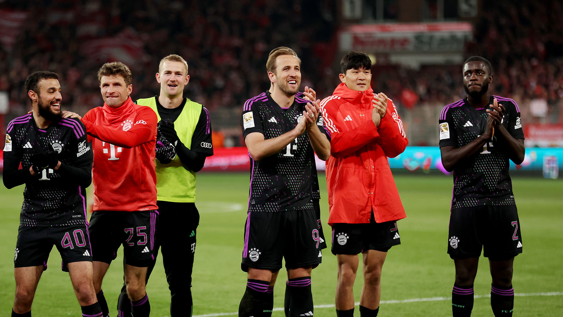 Harry Kane and his teammates celebrate FC Bayern's 5-1 success at Union Berlin