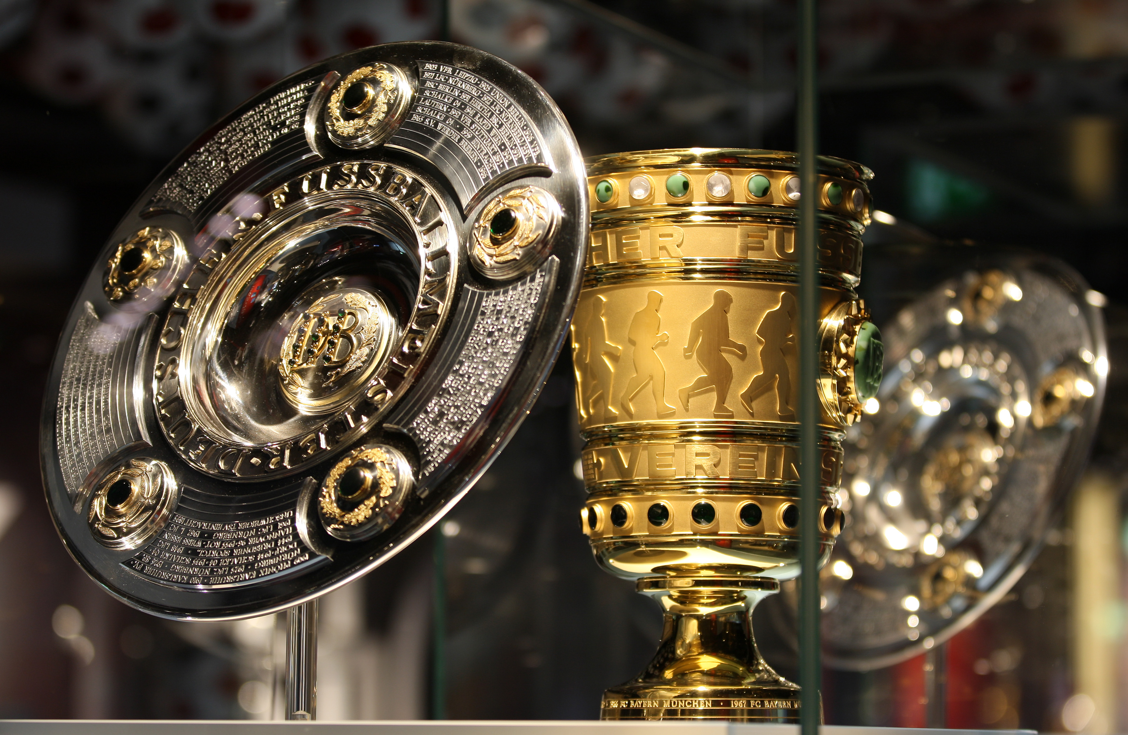 FCBayernMuseum_Pokale-close