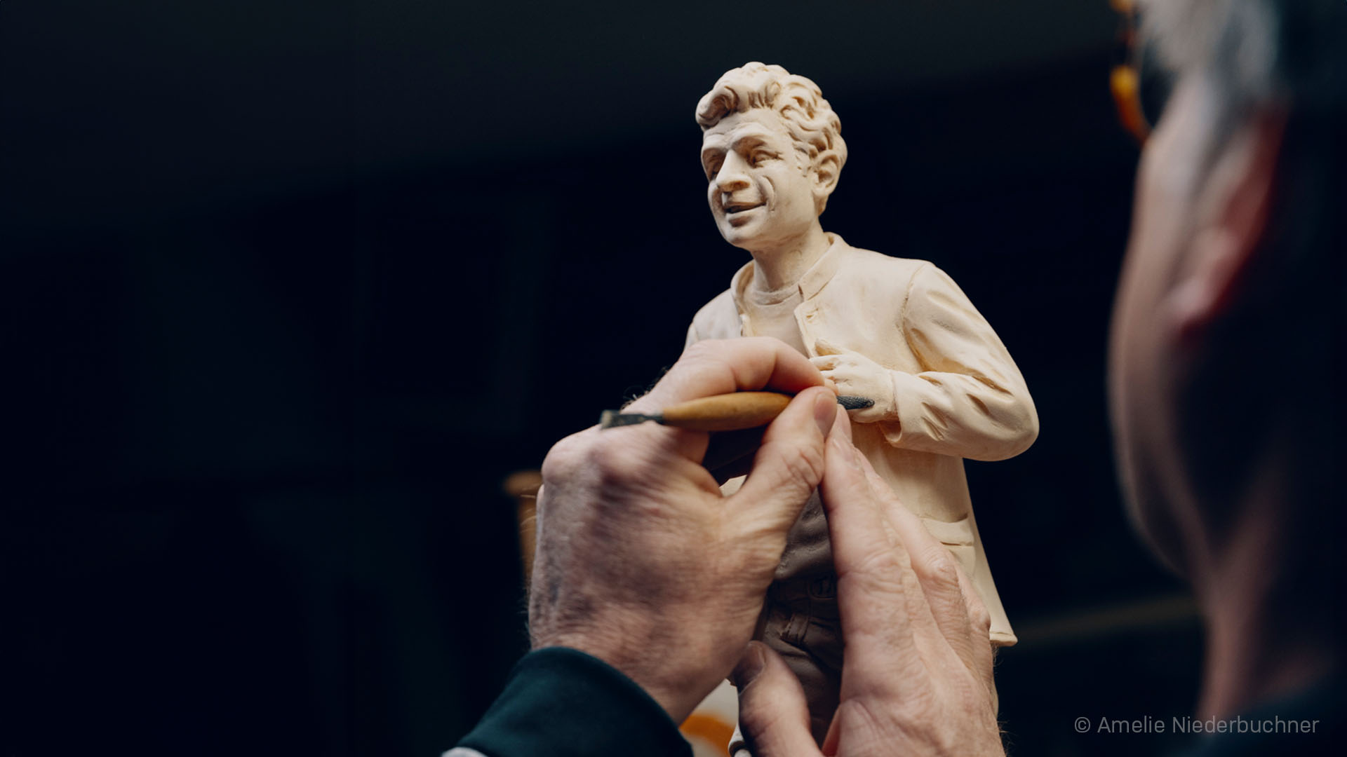 Behind the Scenes: Artist Martin Reichart carves a wooden sculpture of FC Bayern player Thomas Müller. Photo: Amelie Niederbuchner