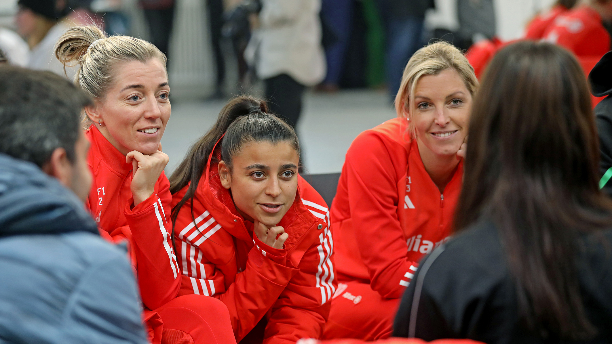 FC Bayern Frauen zu Besuch in der JVA Aichach