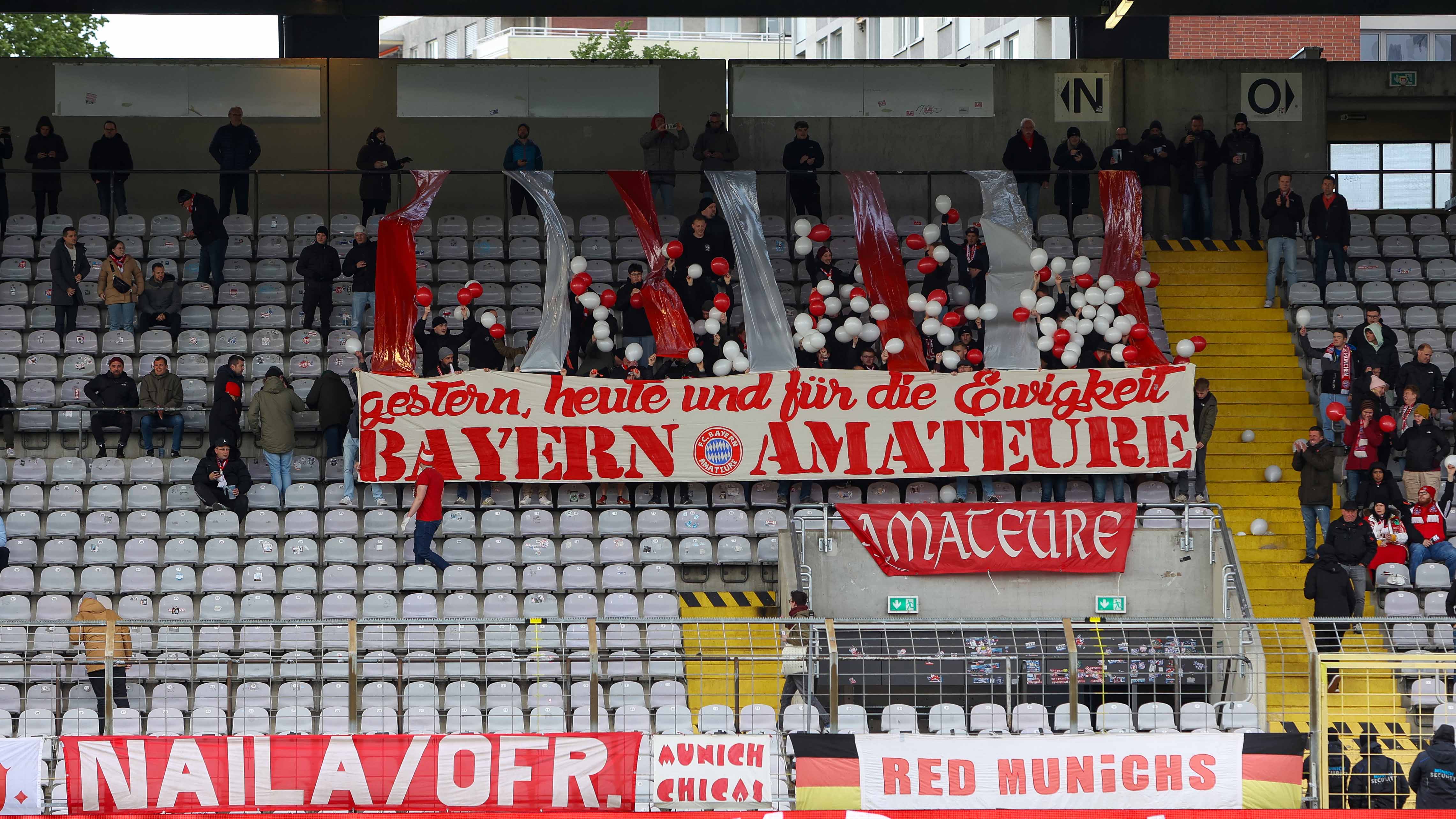 Die Fans der FC Bayern Amateure vor dem Heimspiel gegen Buchbach