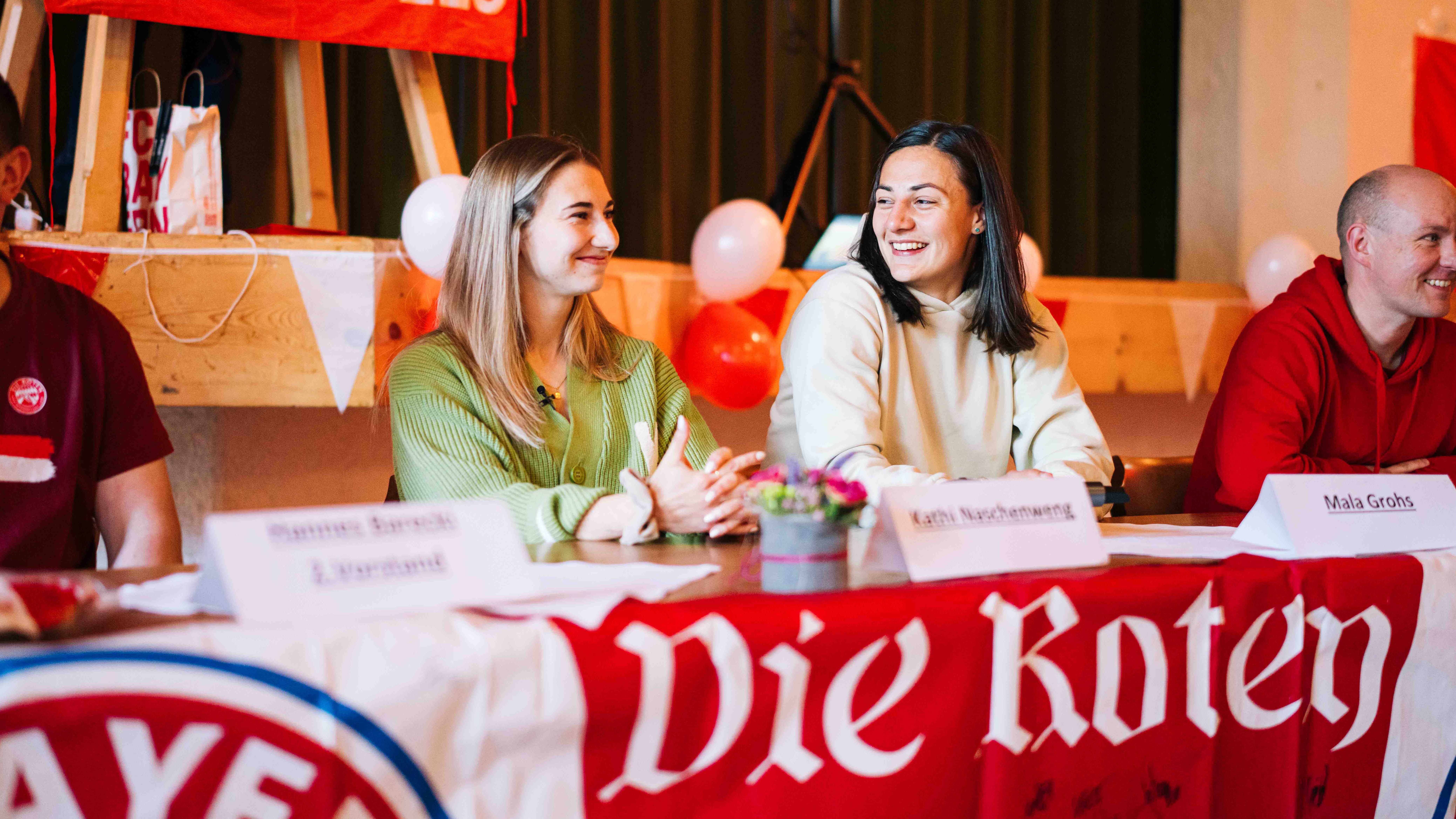 FC Bayern Frauen zu Besuch beim Fanclub