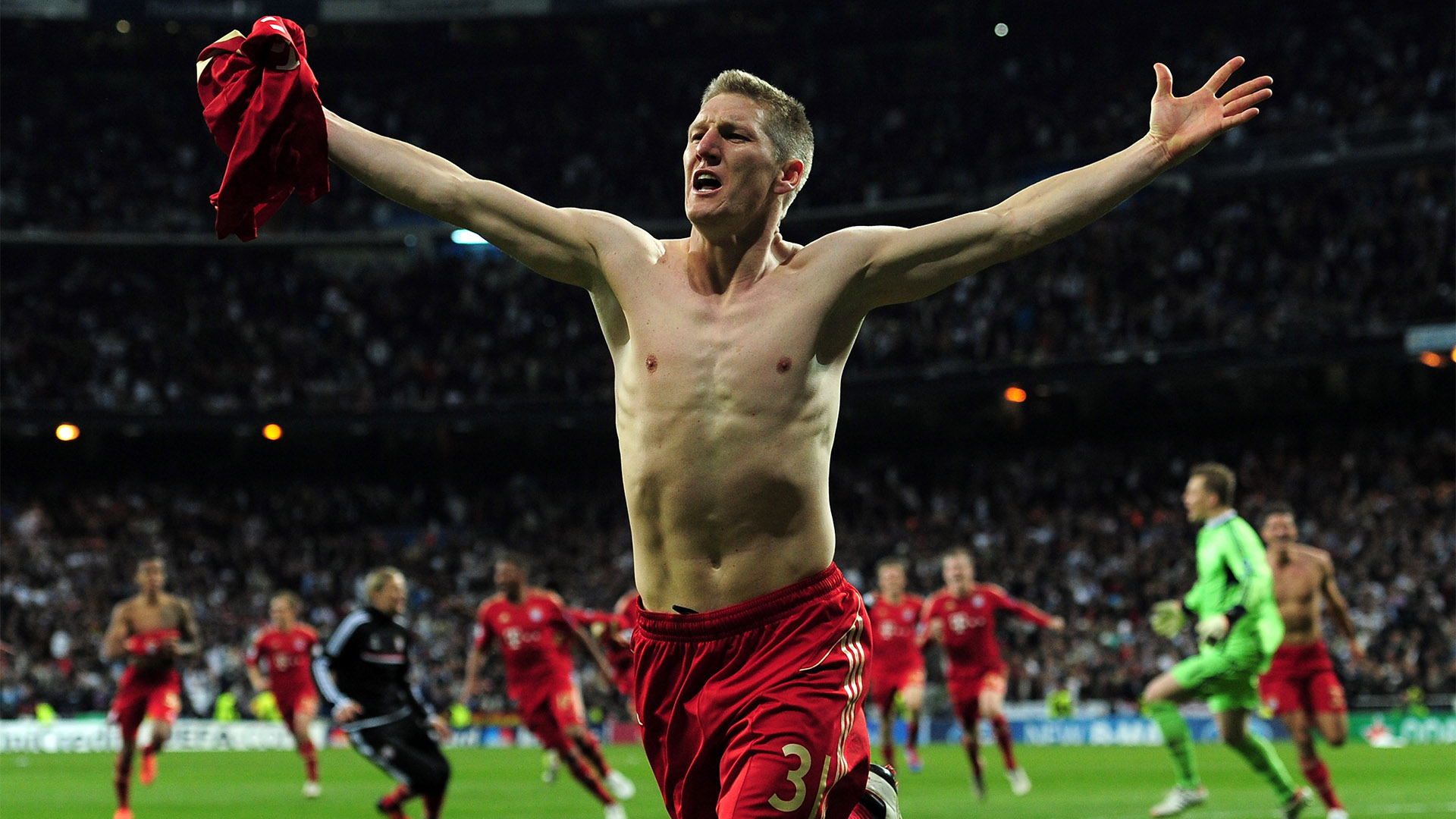 Kein Halten mehr: Bastian Schweinsteiger verwandelte im April 2012 in Madrid den entscheidenden Elfmeter zum Einzug ins Finale dahoam.