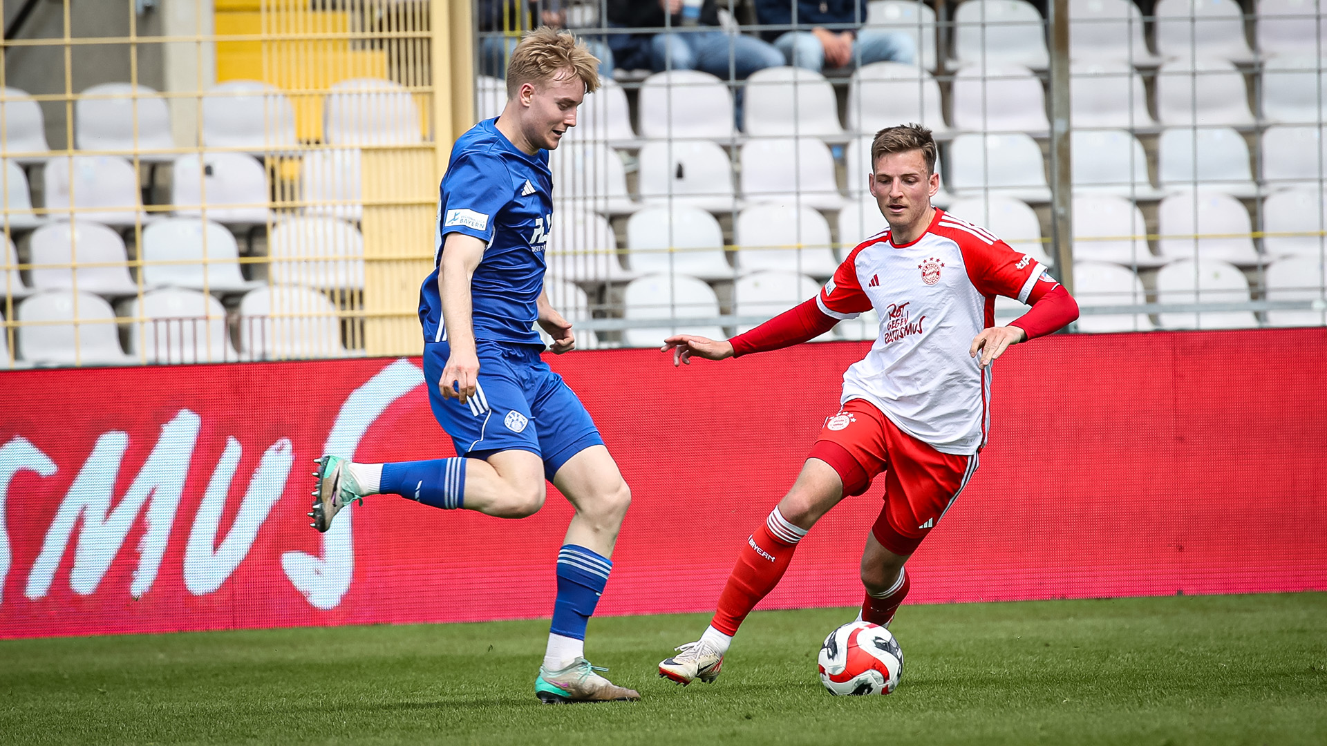 Timo Kern, Zweikampf, FC Bayern Amateure, Viktoria Aschaffenburg, Regionalliga Bayern