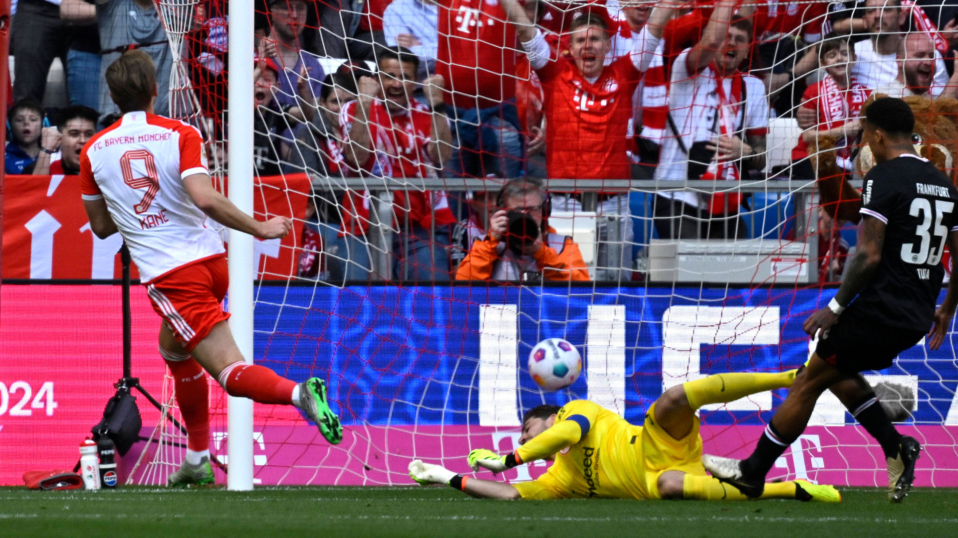 Spielszene aus dem Bundesliga-Duell FC Bayern gegen Eintracht Frankfurt