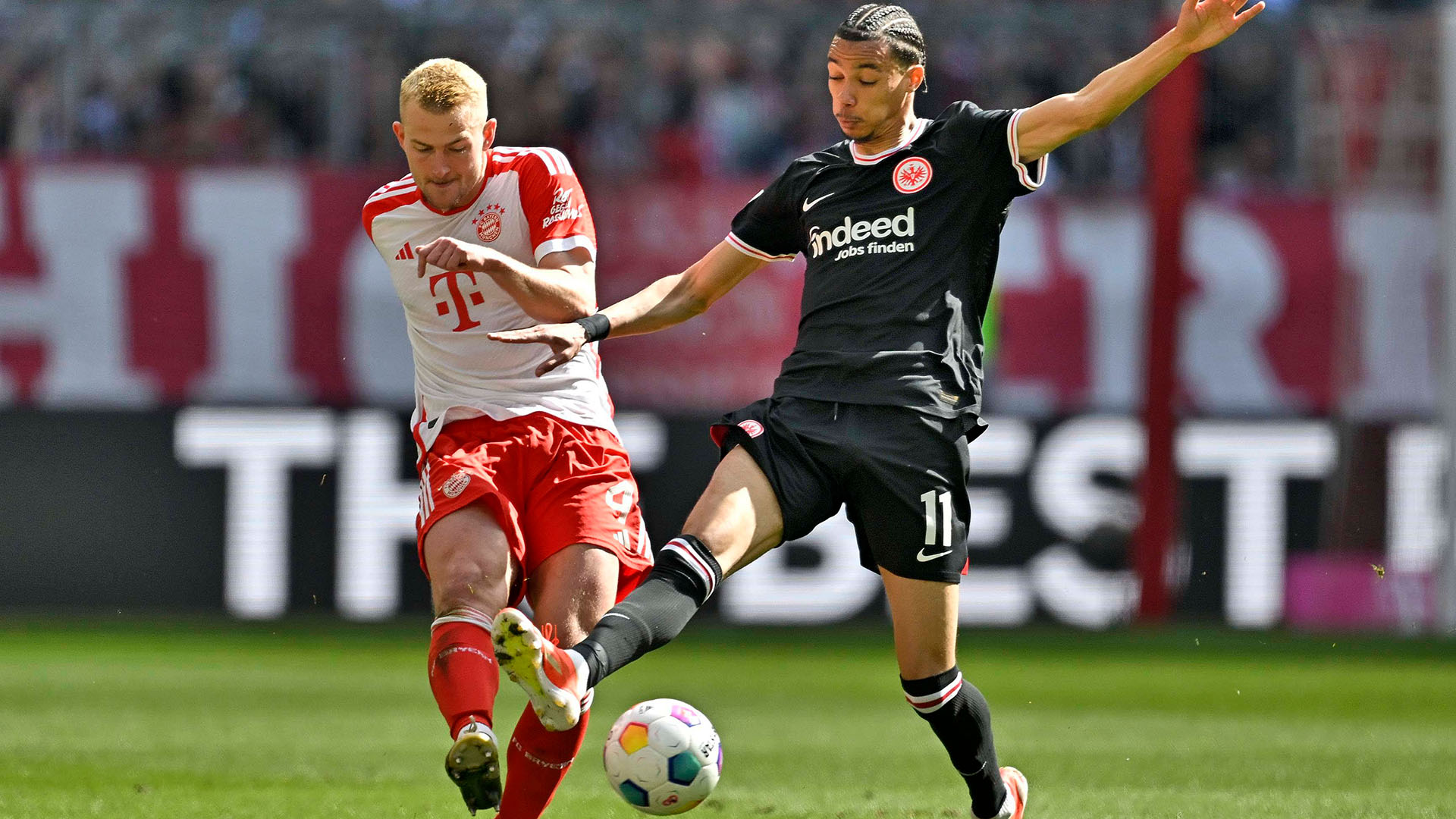 Matthijs de Ligt in action against Eintracht Frankfurt.