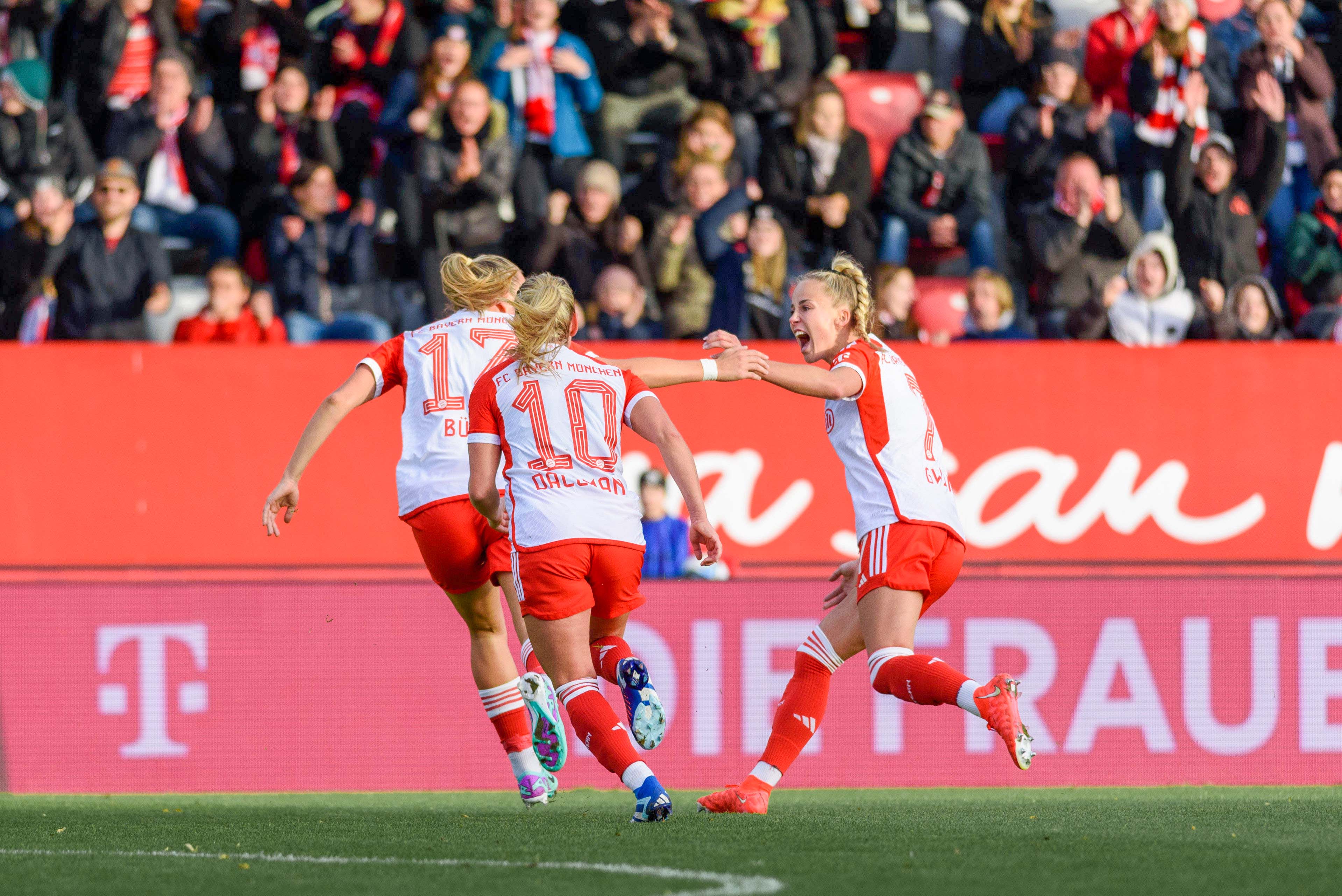 Buehl, Dallmann und Gwinn bejubeln den zweiten Treffer der FC Bayern Frauen.