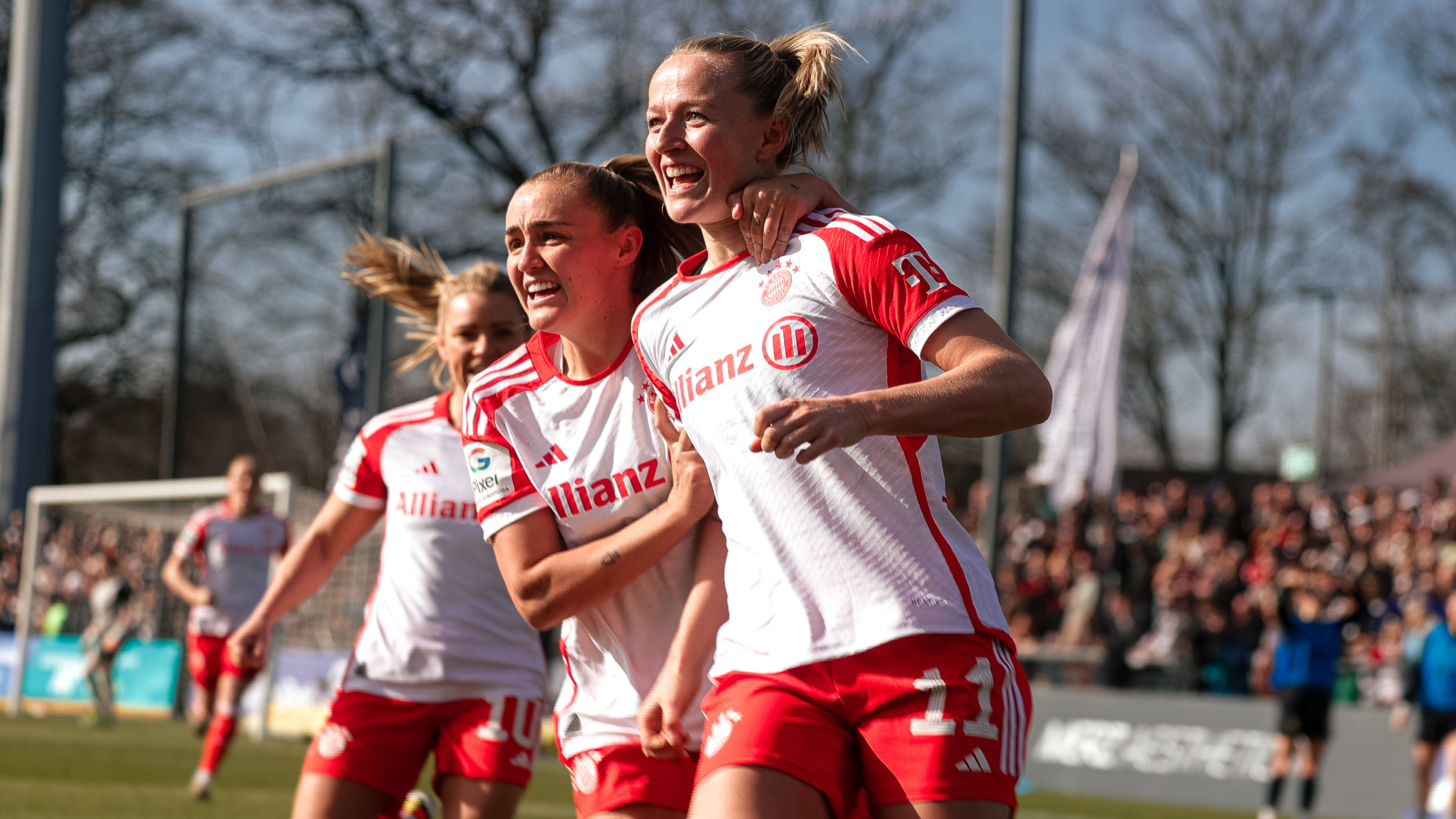 Lea Schueller von den FC Bayern Frauen bejubelt ihren Siegtreffer in Frankfurt.