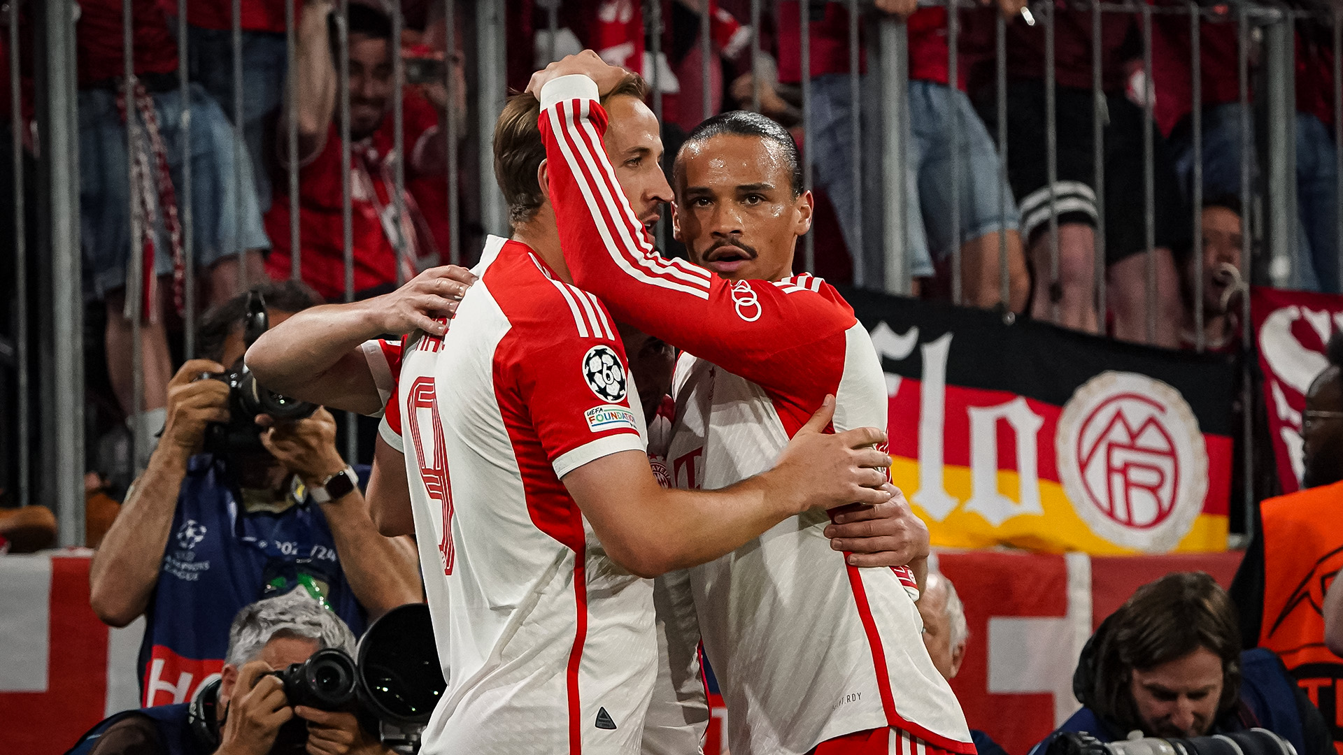 Harry Kane und Leroy Sané jubeln in der Allianz Arena