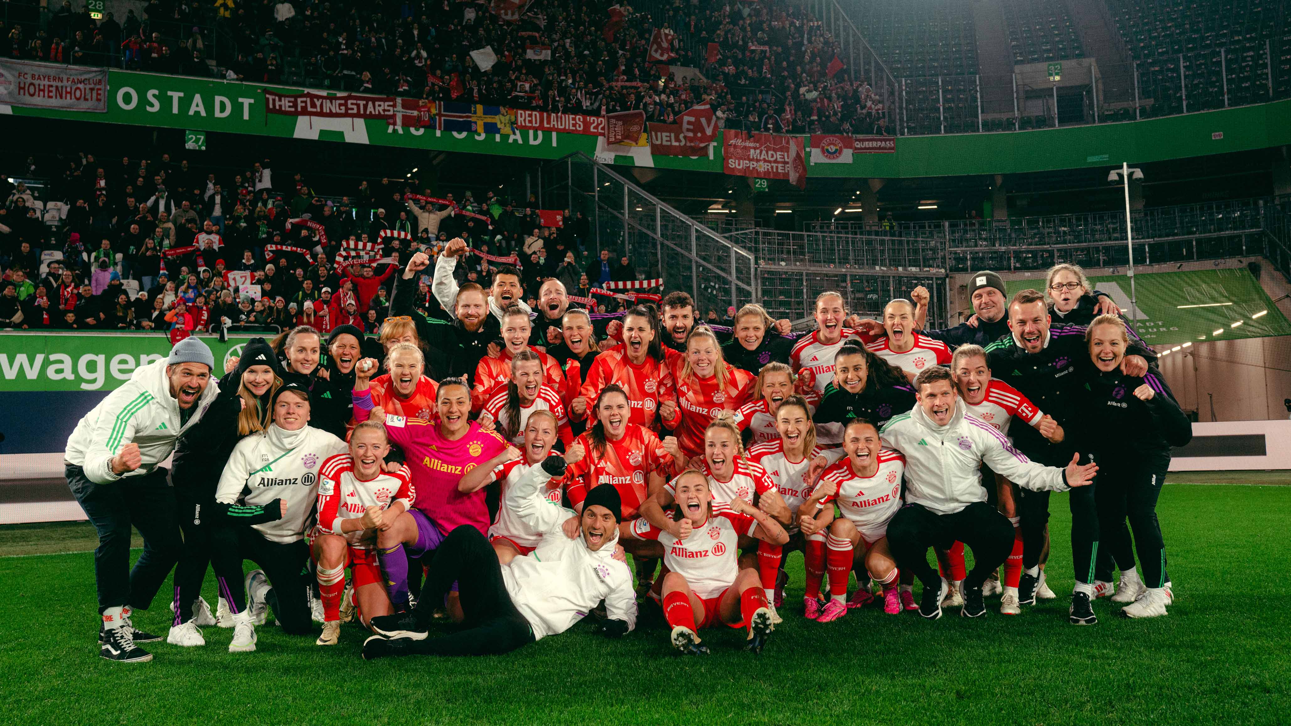 Jovana Damnjanovic von den FC Bayern Frauen bejubelt mit ihren Teamkolleginnen ihren Treffer gegen den VfL Wolfsburg.