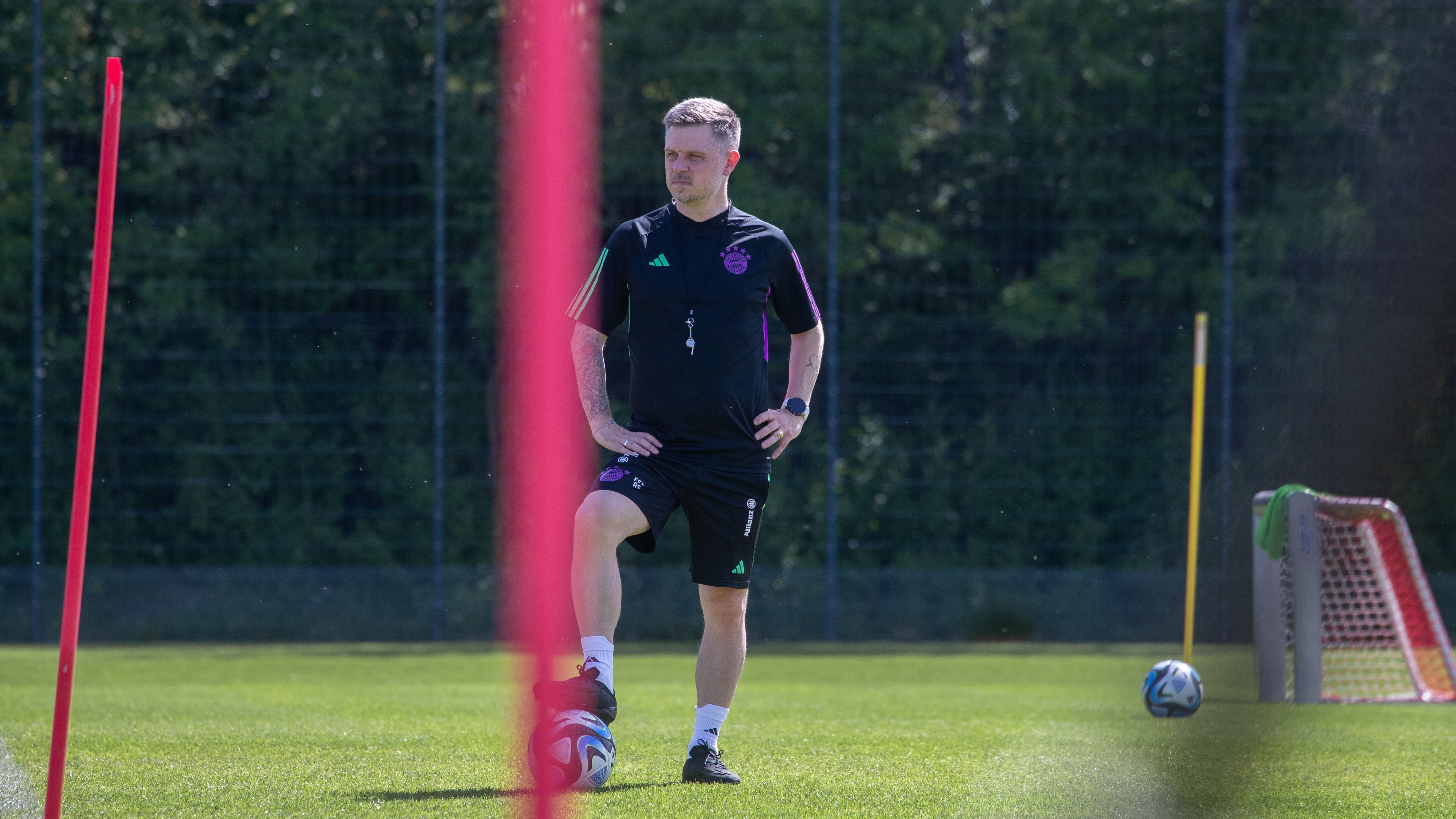 Alexander Straus im Training der FC Bayern Frauen