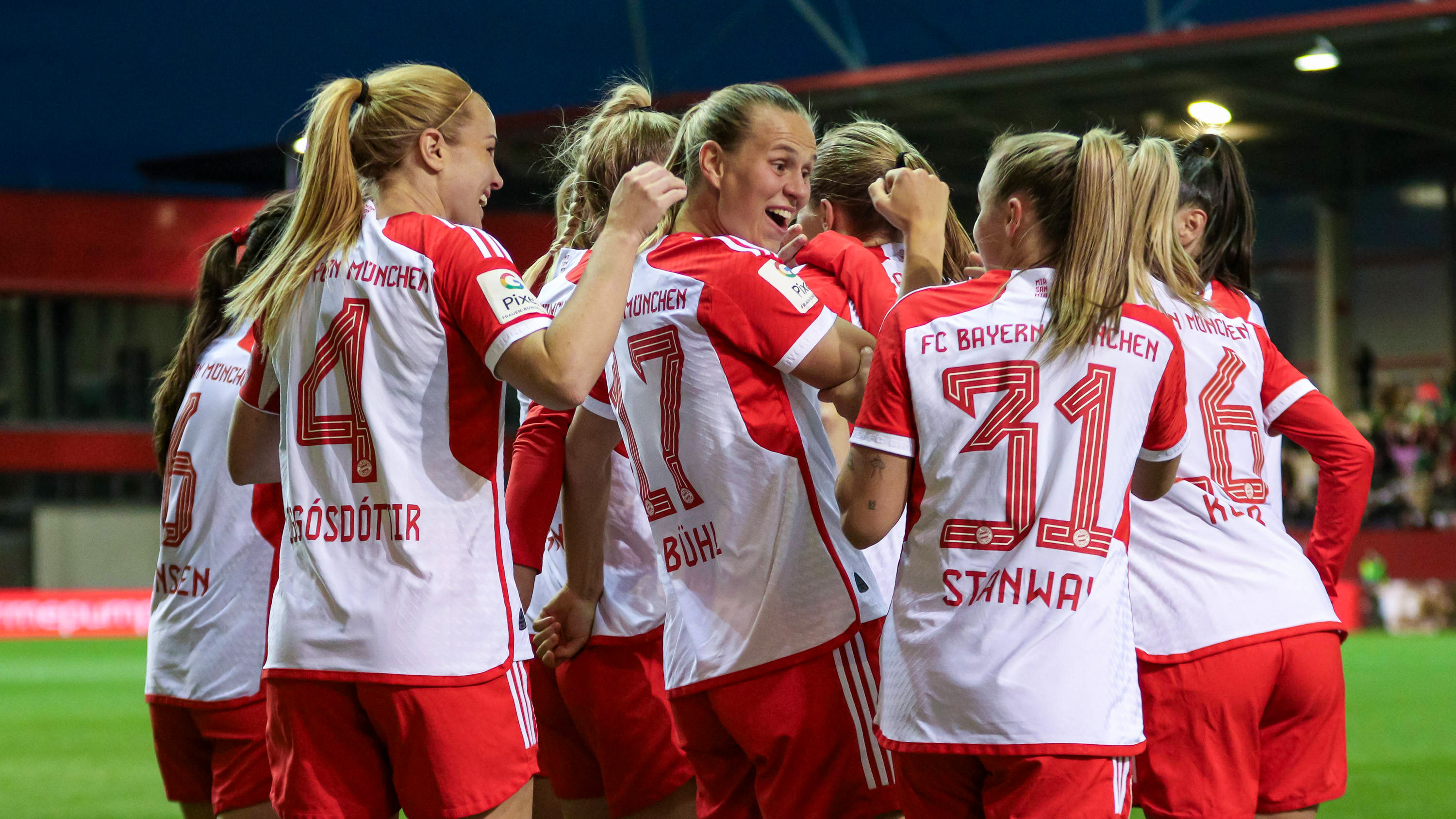 Die FC Bayern München Frauen jubeln im Spiel gegen SV Werder Bremen.