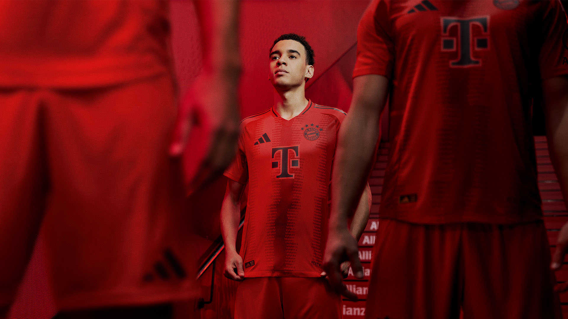 Jamal Musiala im neuen FC Bayern Heim Trikot 2024-2025