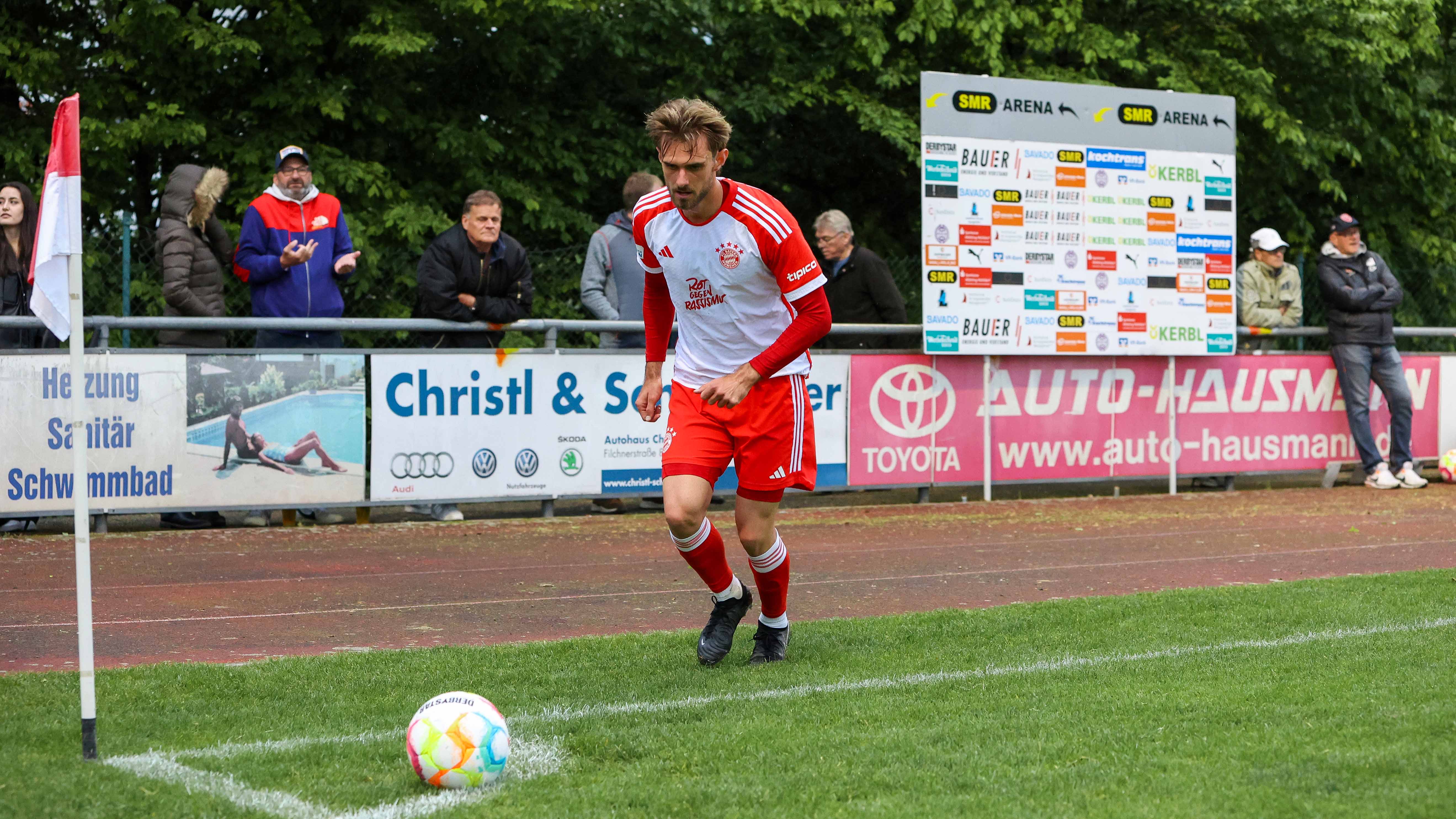 Luca Denk im Spiel gegen Buchbach bei der Ecke