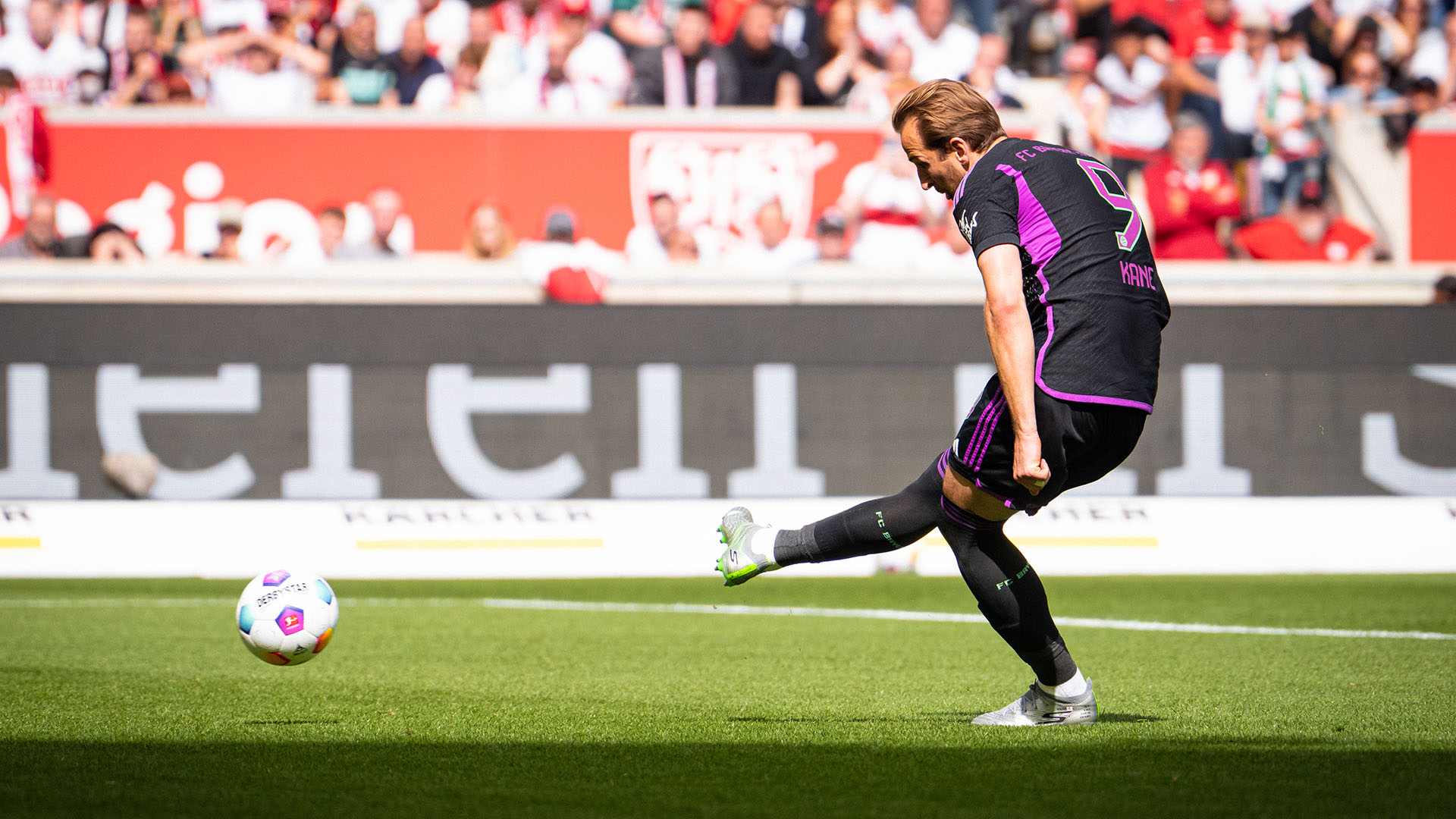 Spielszene aus dem Bundesliga-Duell FC Bayern beim VfB Stuttgart