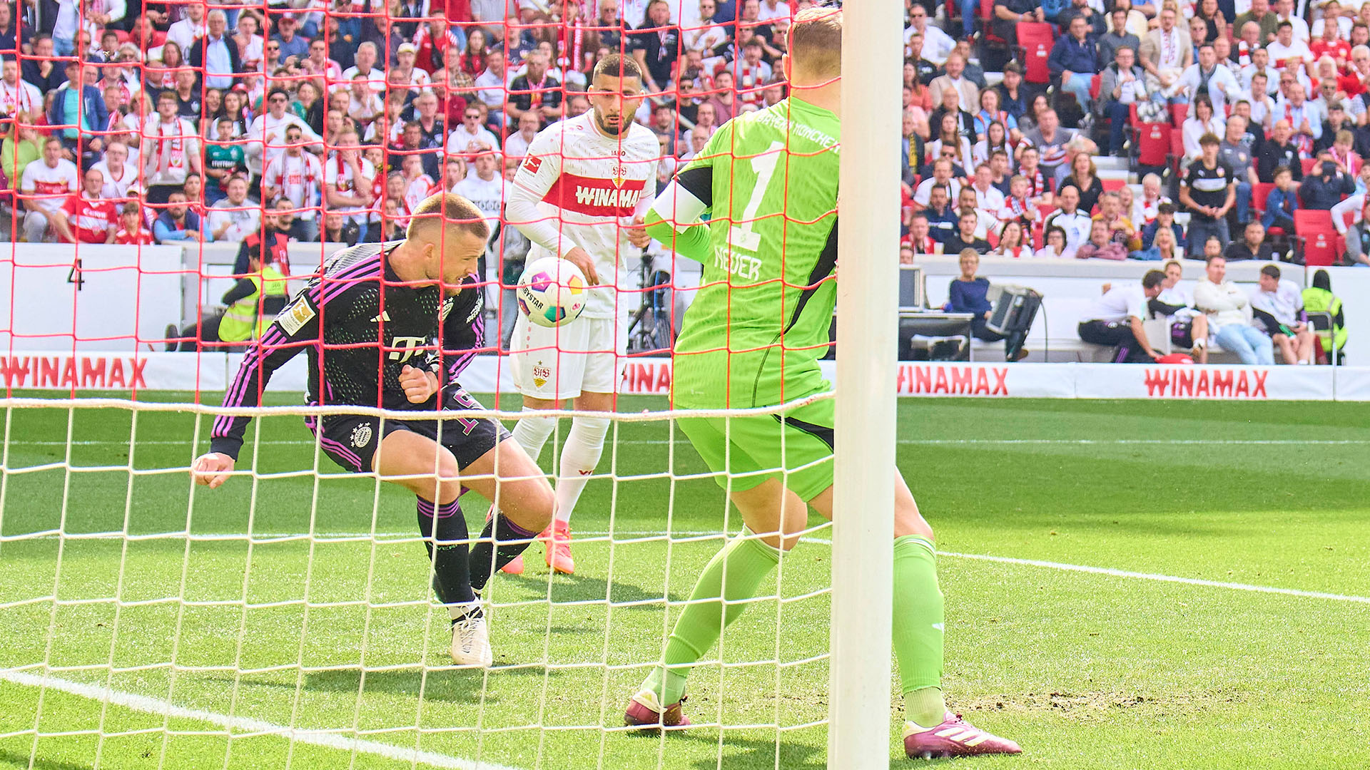 Spielszene aus dem Bundesliga-Duell FC Bayern beim VfB Stuttgart