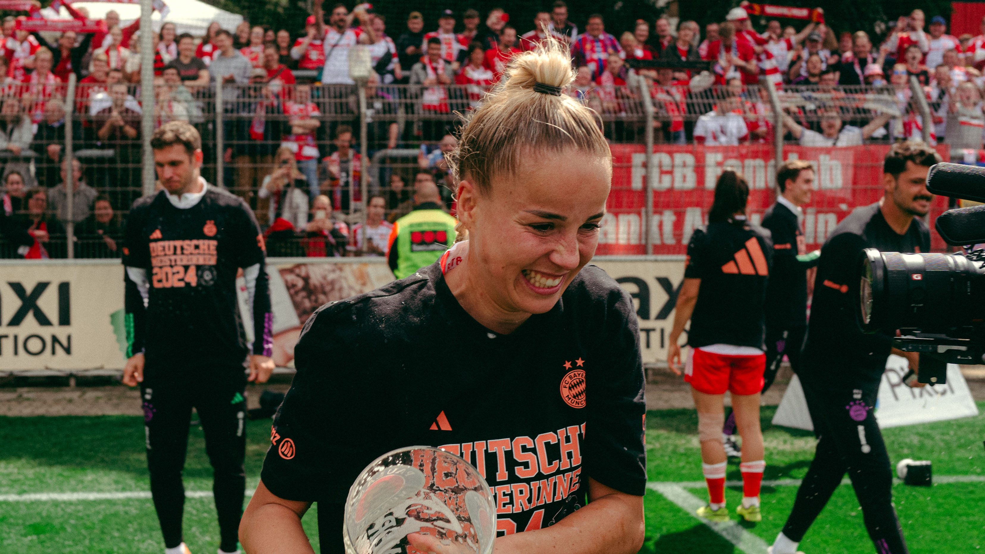 Giulia Gwinn nach dem Spiel bei Bayer 04 Leverkusen