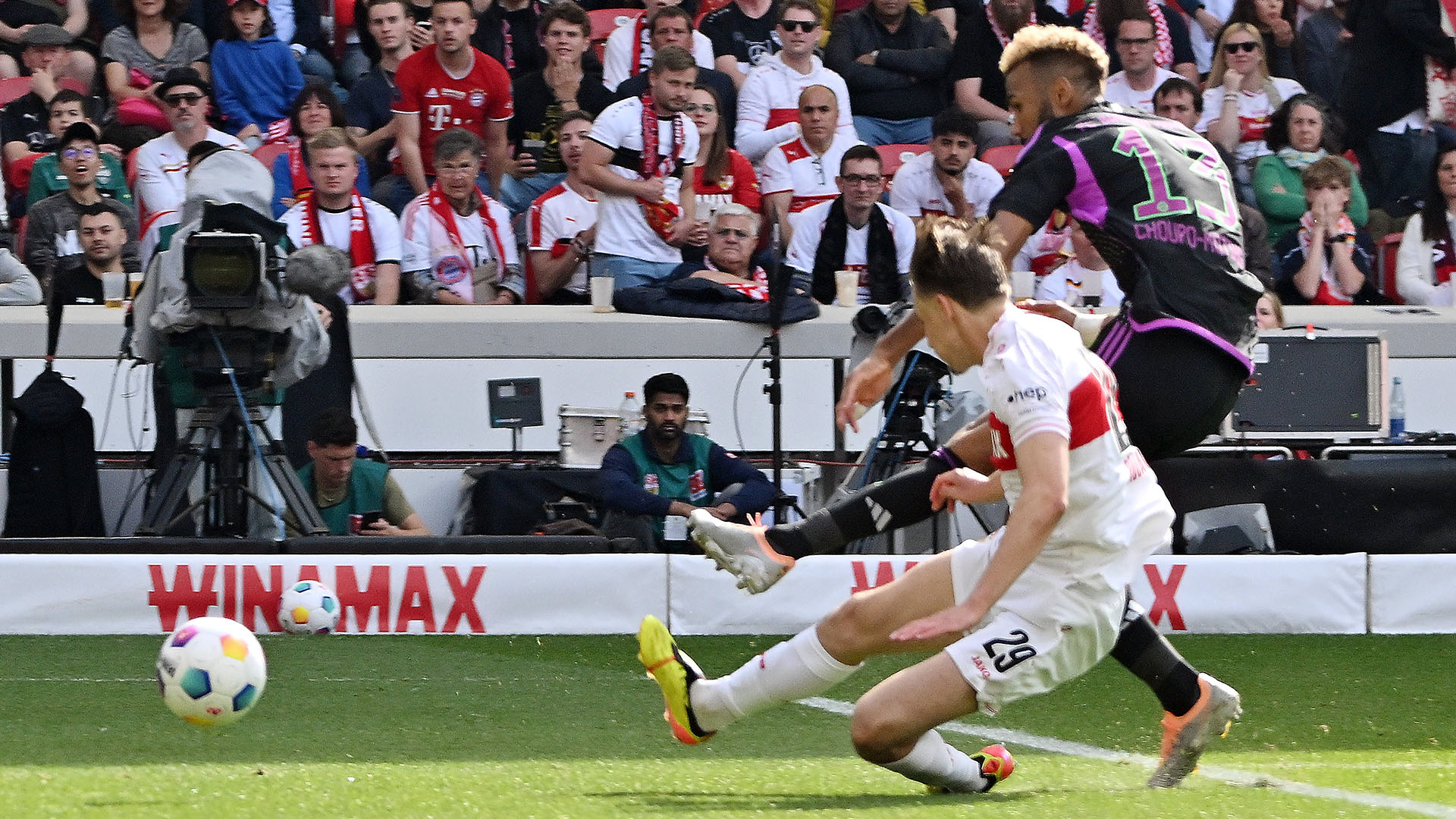 Spielszene aus dem Bundesliga-Duell FC Bayern beim VfB Stuttgart