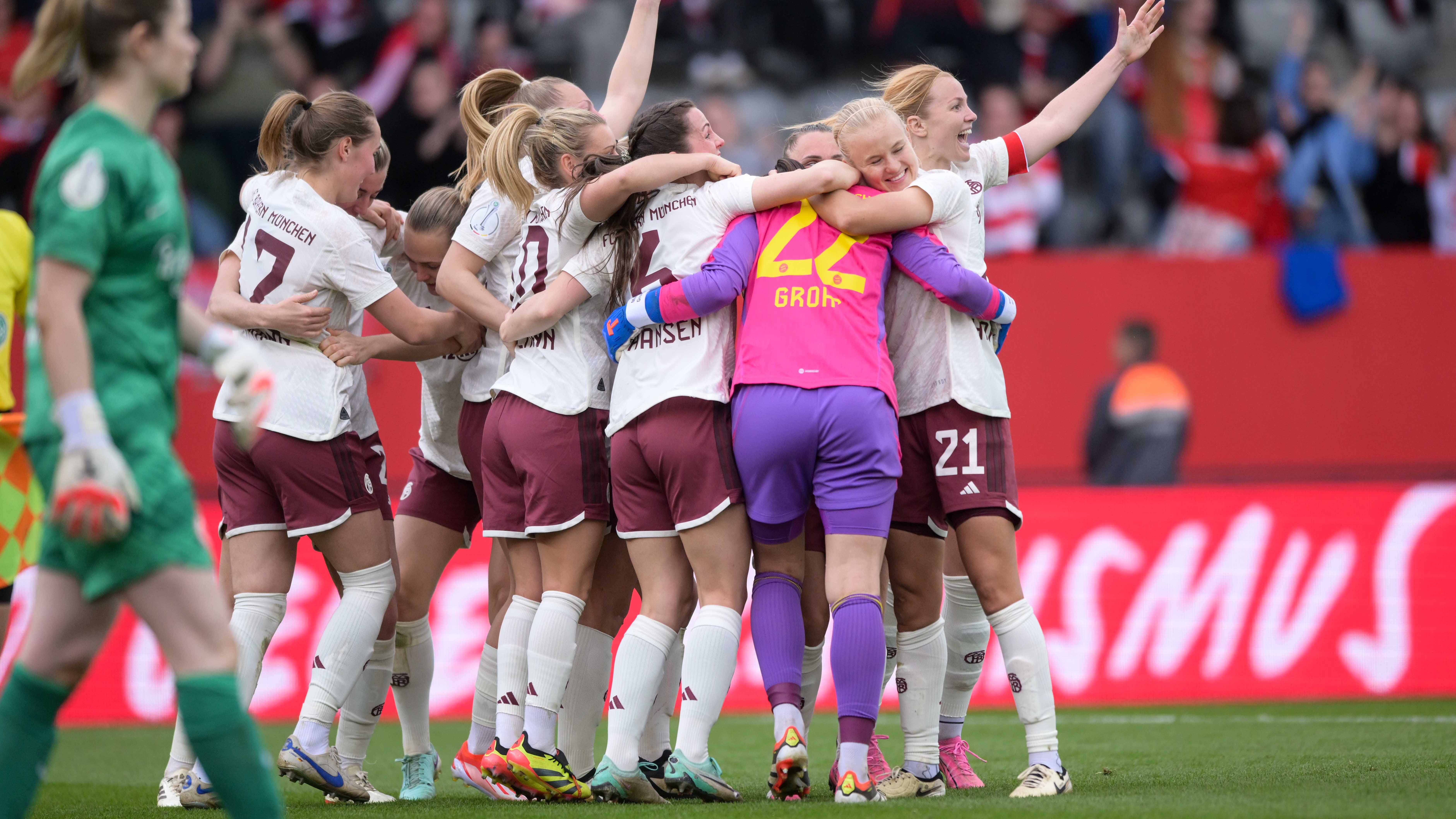 Die FCB-Frauen bejubeln den Einzug ins DFB-Pokalhalbfinale