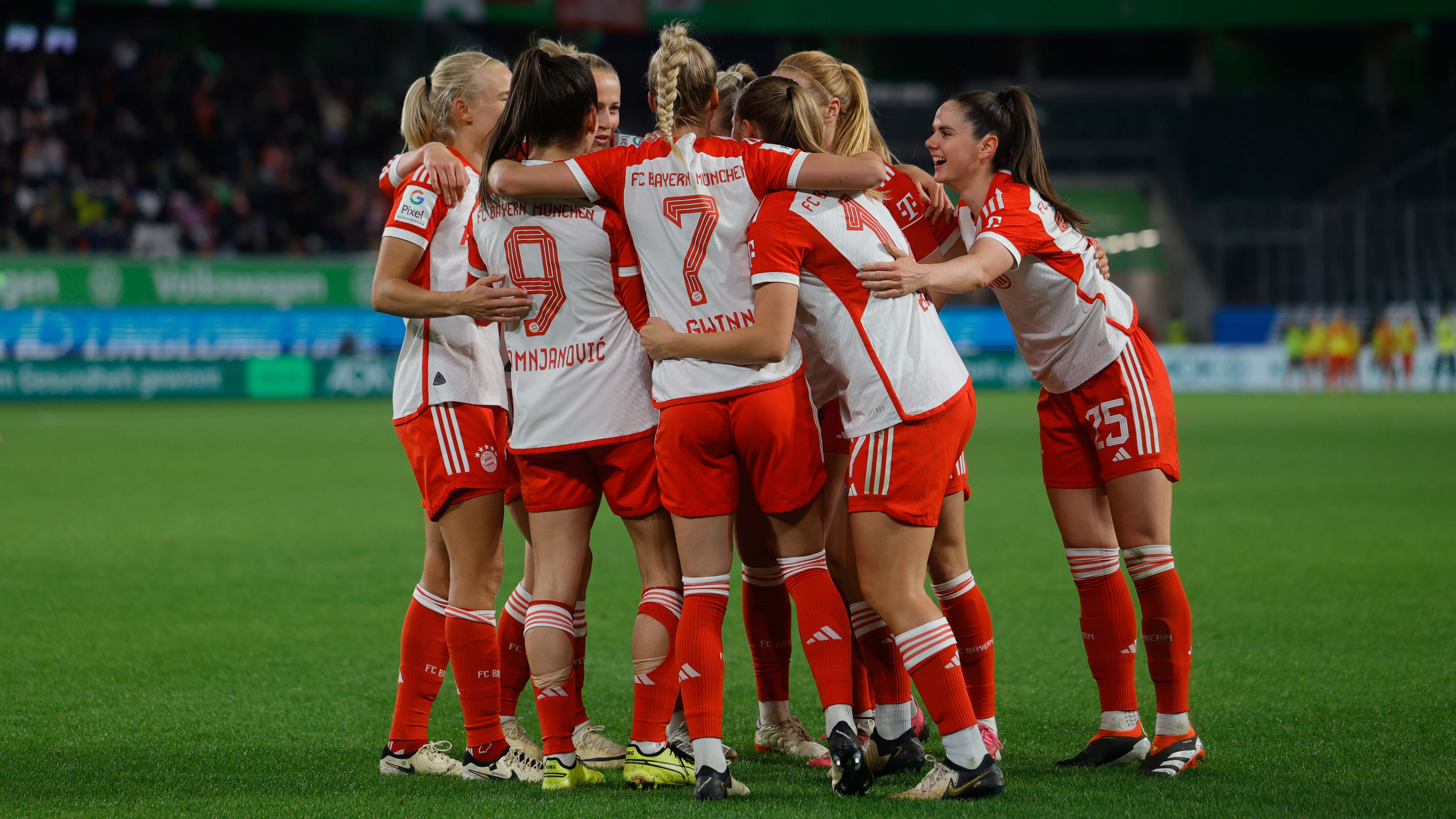 Die FC Bayern Frauen bejubeln den Sieg beim VfL Wolfsburg.