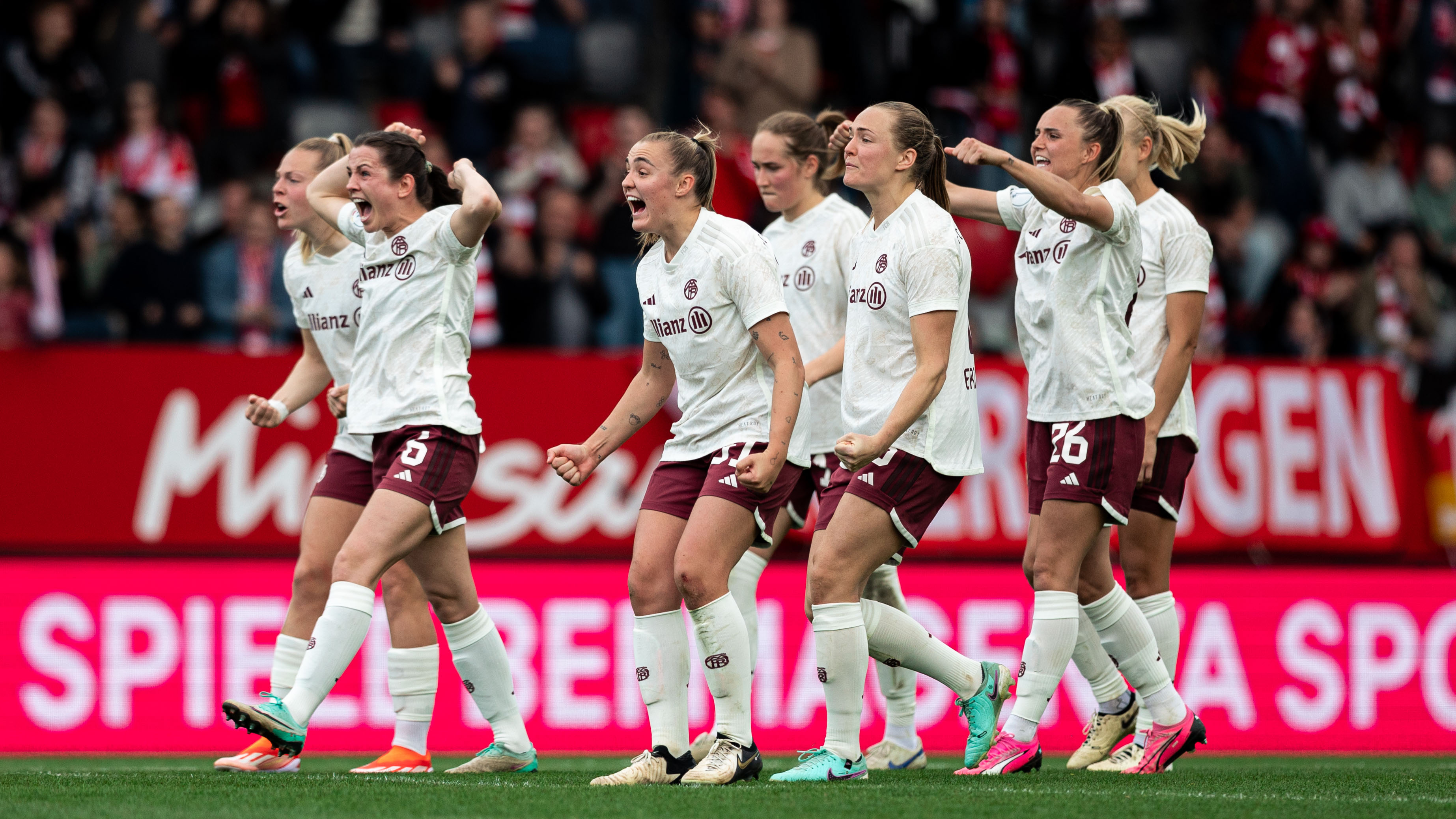 FC Bayern Frauen jubeln nach gewonnenem Elfmeterschießen gegen Eintracht Frankfurt