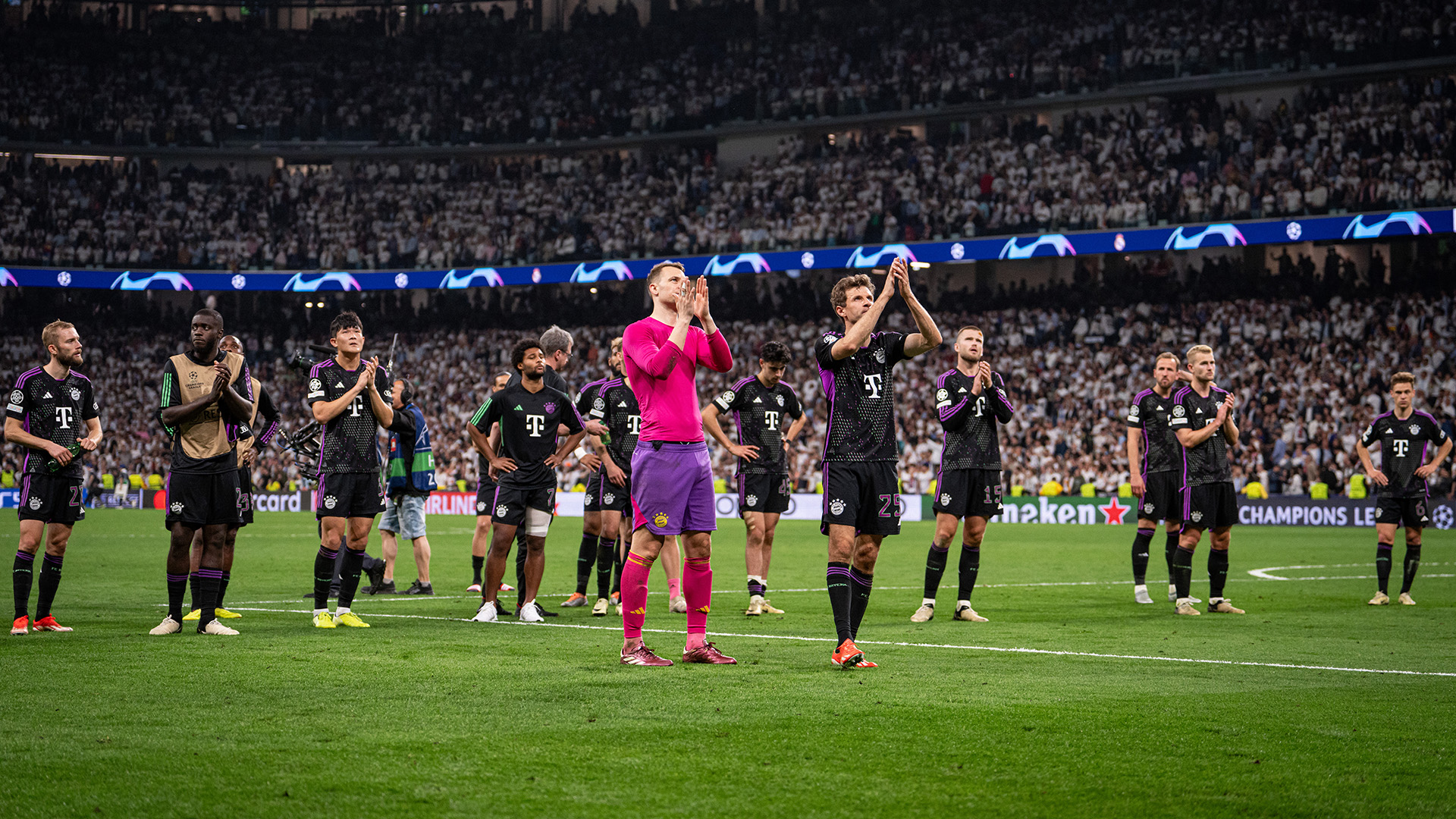 Manuel Neuer, Thomas Müller, FC Bayern, Real Madrid, Fans, Fankurve