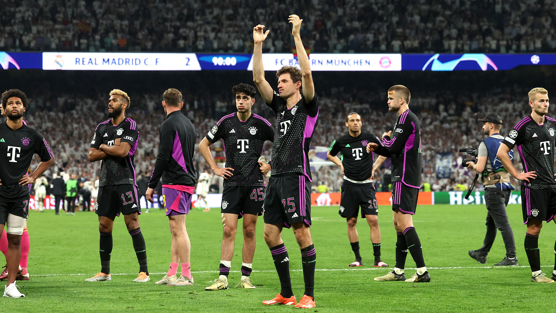 Thomas Müller vor der Fankurve des FC Bayern nach dem Champions League-Spiel bei Real Madrid