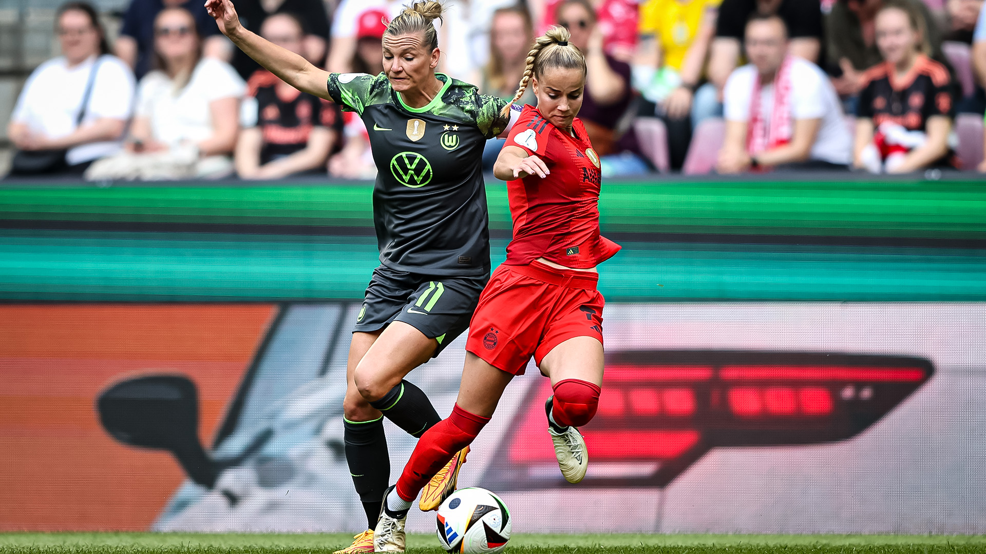 Giulia Gwinn, Zweikampf, FC Bayern Frauen im Pokalfinale gegen den VfL Wolfsburg