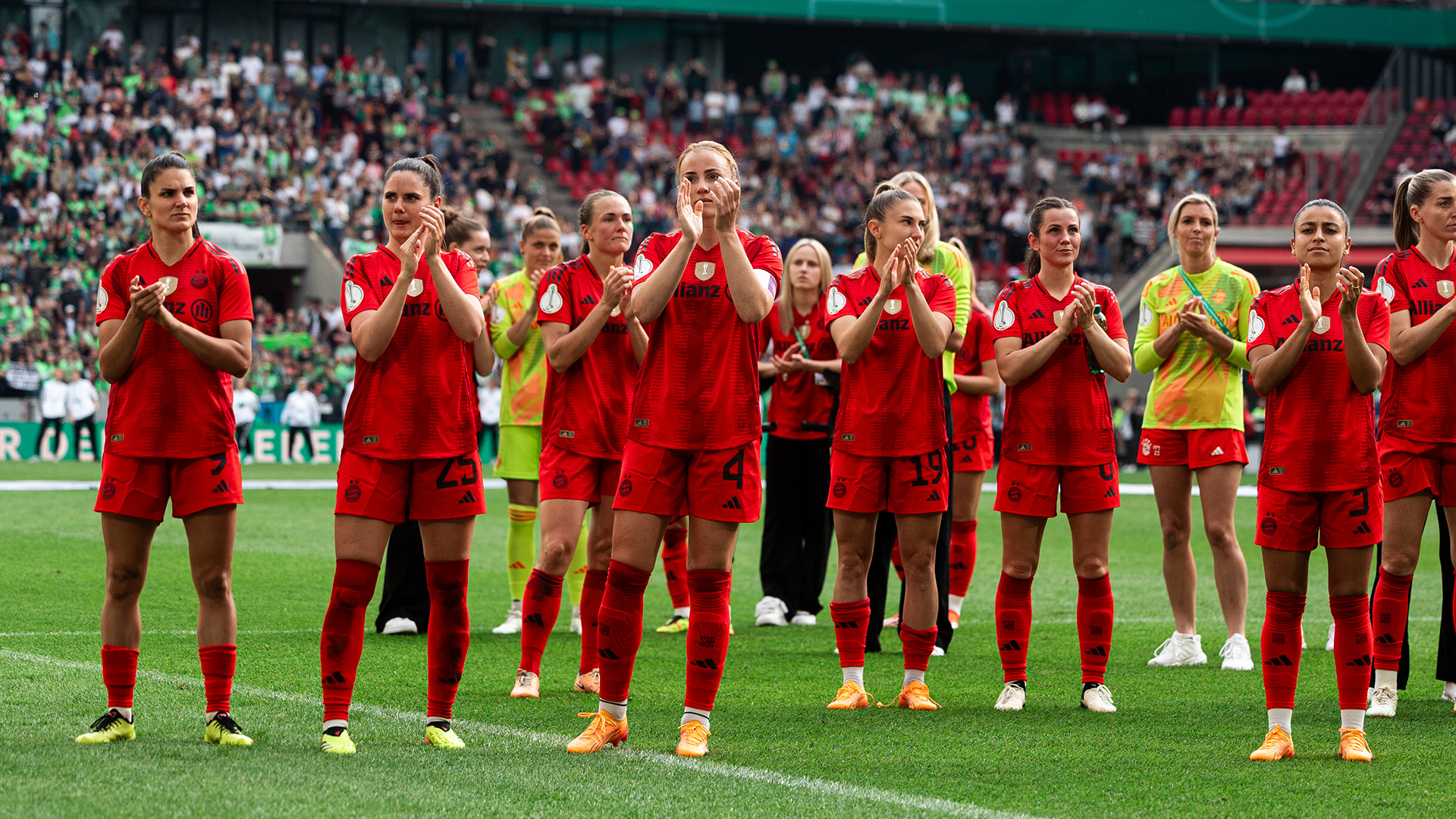 FC Bayern Frauen vor der Fankurve nach dem Pokalfinale gegen Wolfsburg