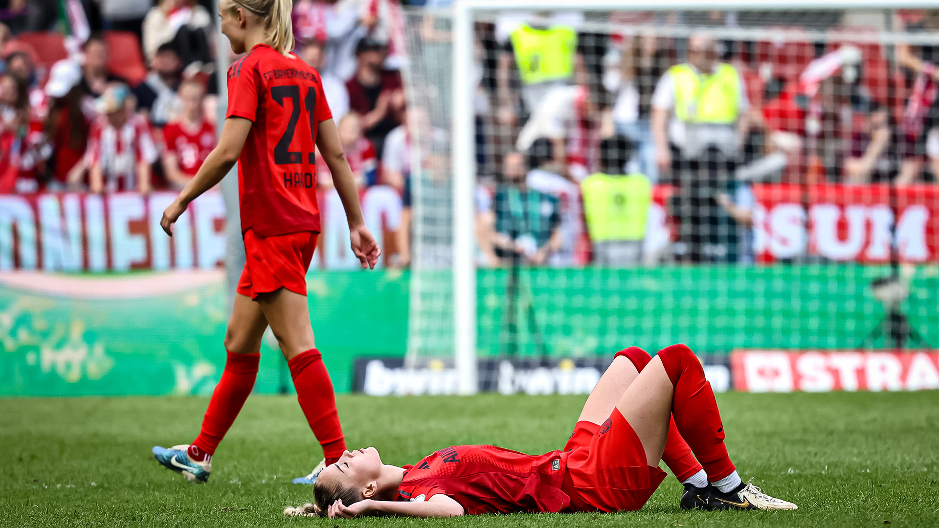 FC Bayern Frauen nach dem Pokalfinale gegen Wolfsburg