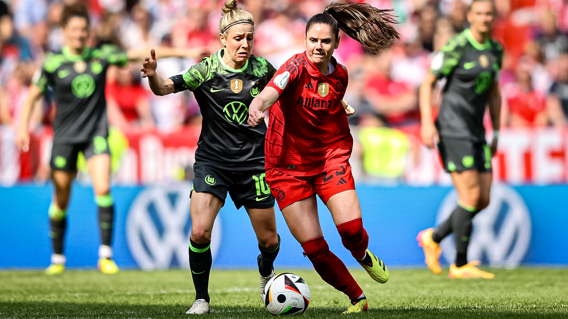 Sarah Zadrazil, Zweikampf, FC Bayern Frauen im Pokalfinale gegen den VfL Wolfsburg