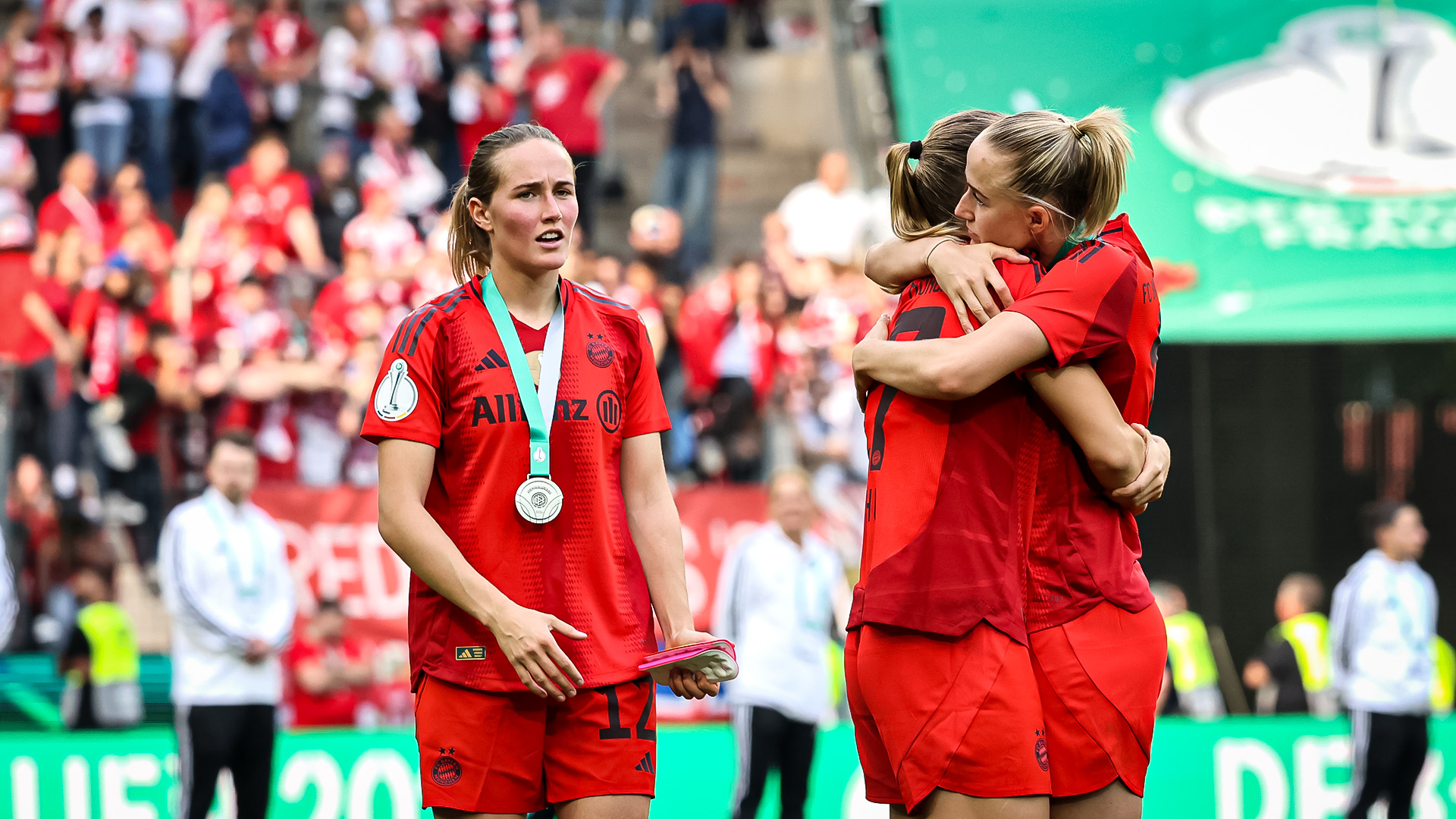 FC Bayern Frauen nach dem Pokalfinale gegen Wolfsburg