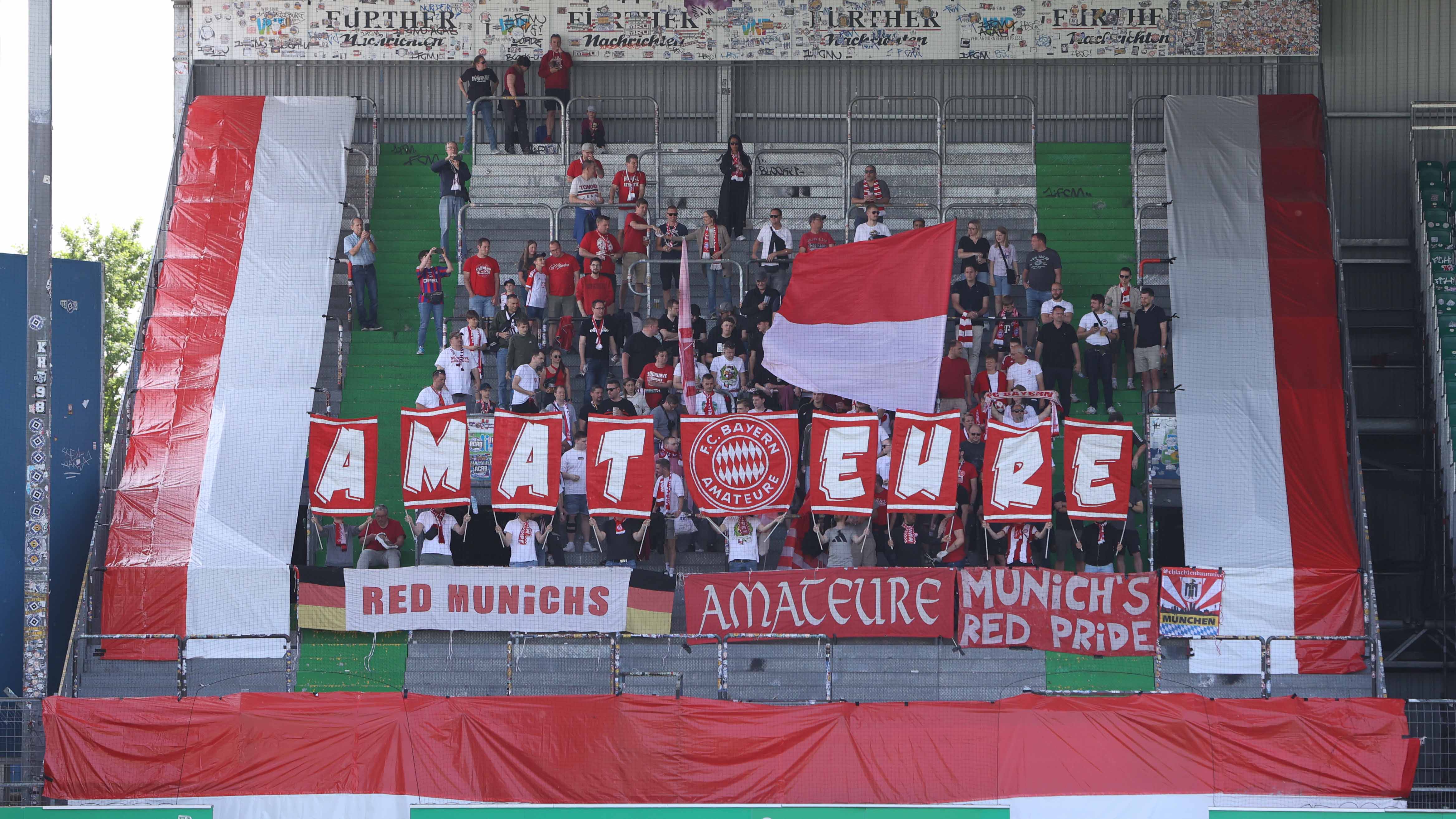 Die Fans der Amateure zeigten vor dem Spiel eine Choreographie.