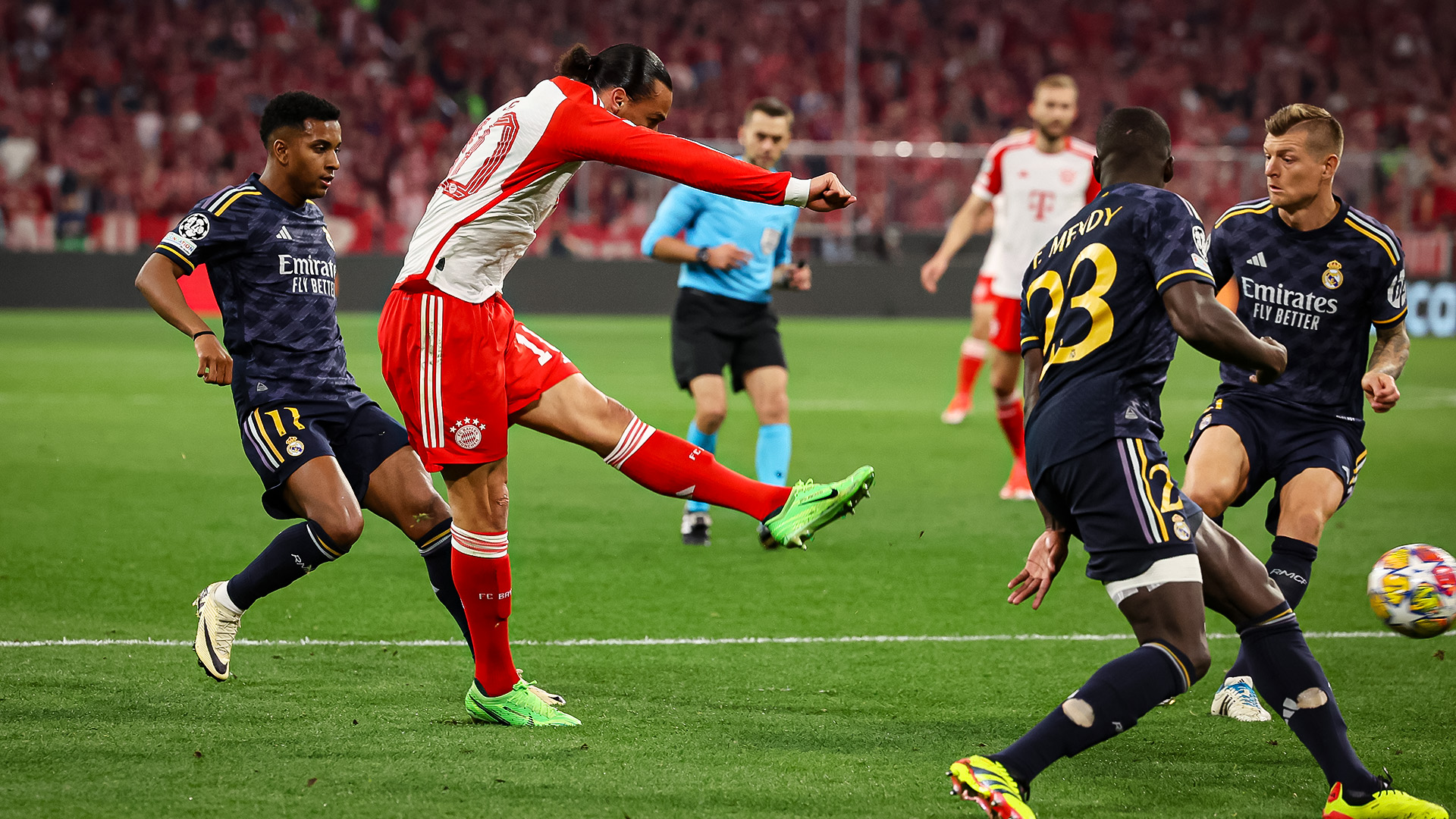 Rodeado de rivales, Leroy Sané encontró el hueco para empatar a uno en el partido de ida de semifinales de la Champions League contra el Real Madrid.