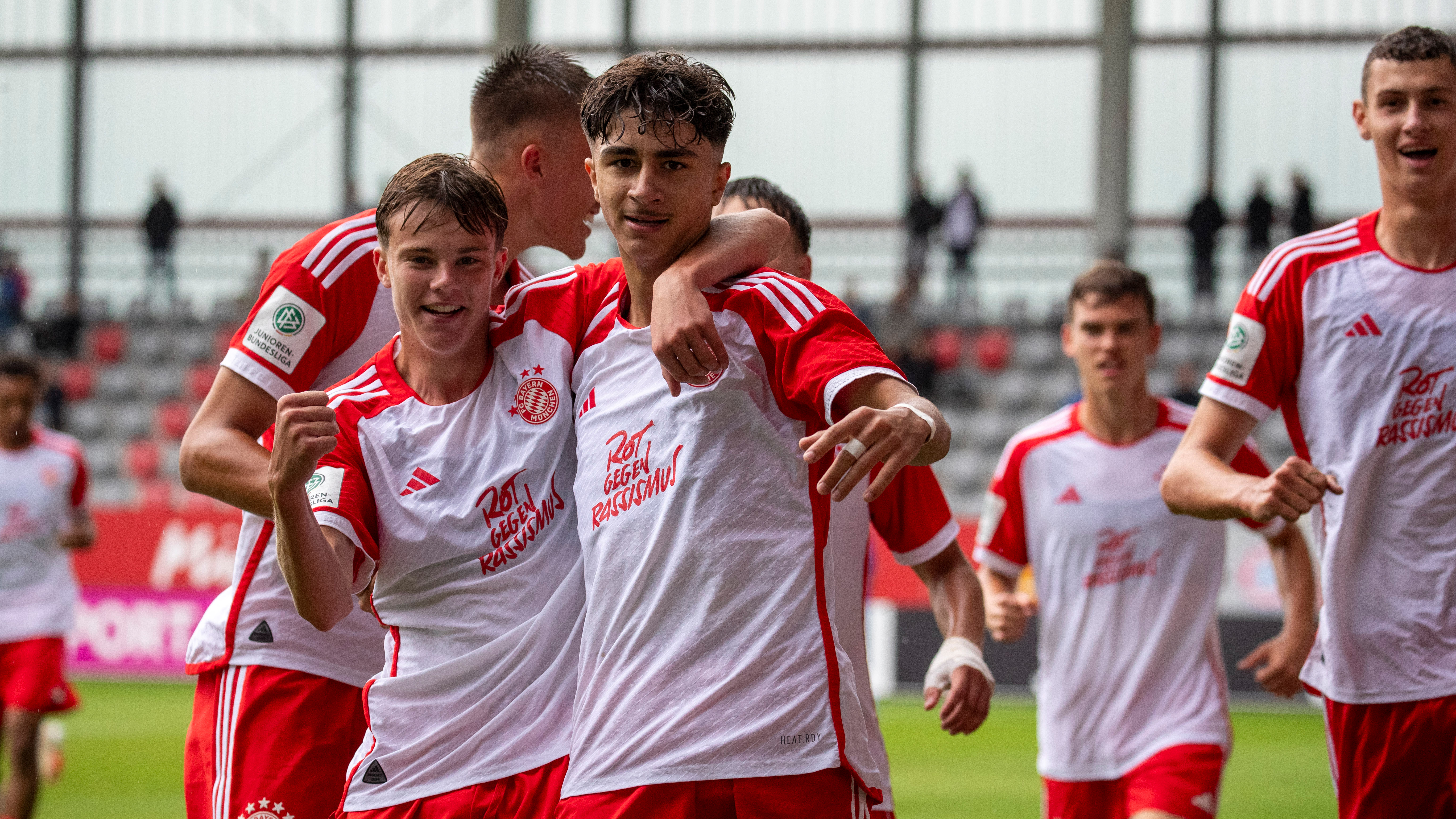 Die U19 bejubelt den Sieg gegen den Karlsruher SC.