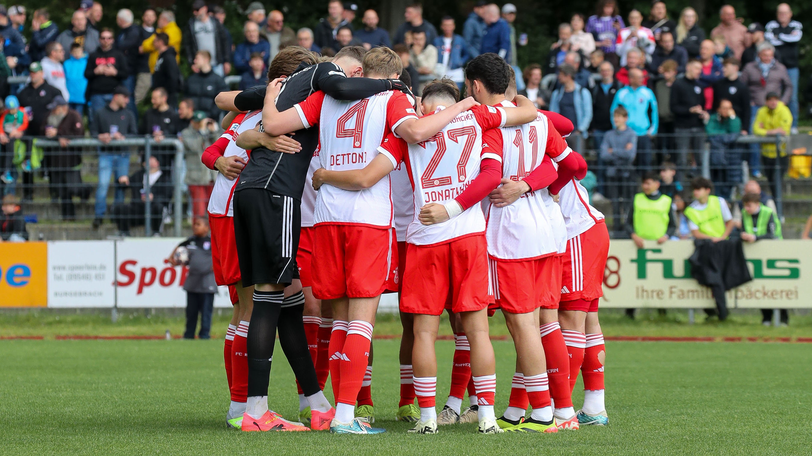 Die FC Bayern Amateure vor der Partie in Bamberg.