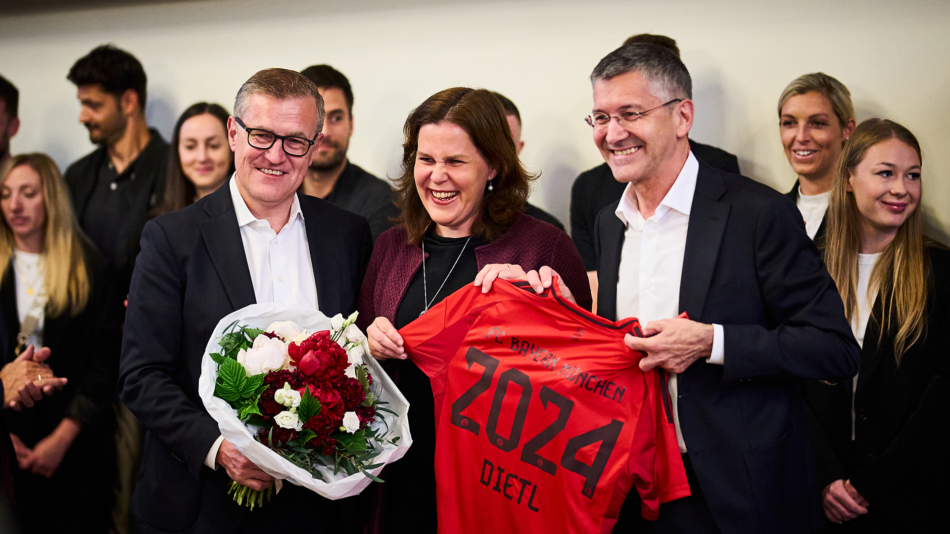 Jan-Christan Dreesen and Herbert Hainer with mayoress Verena Dietl.