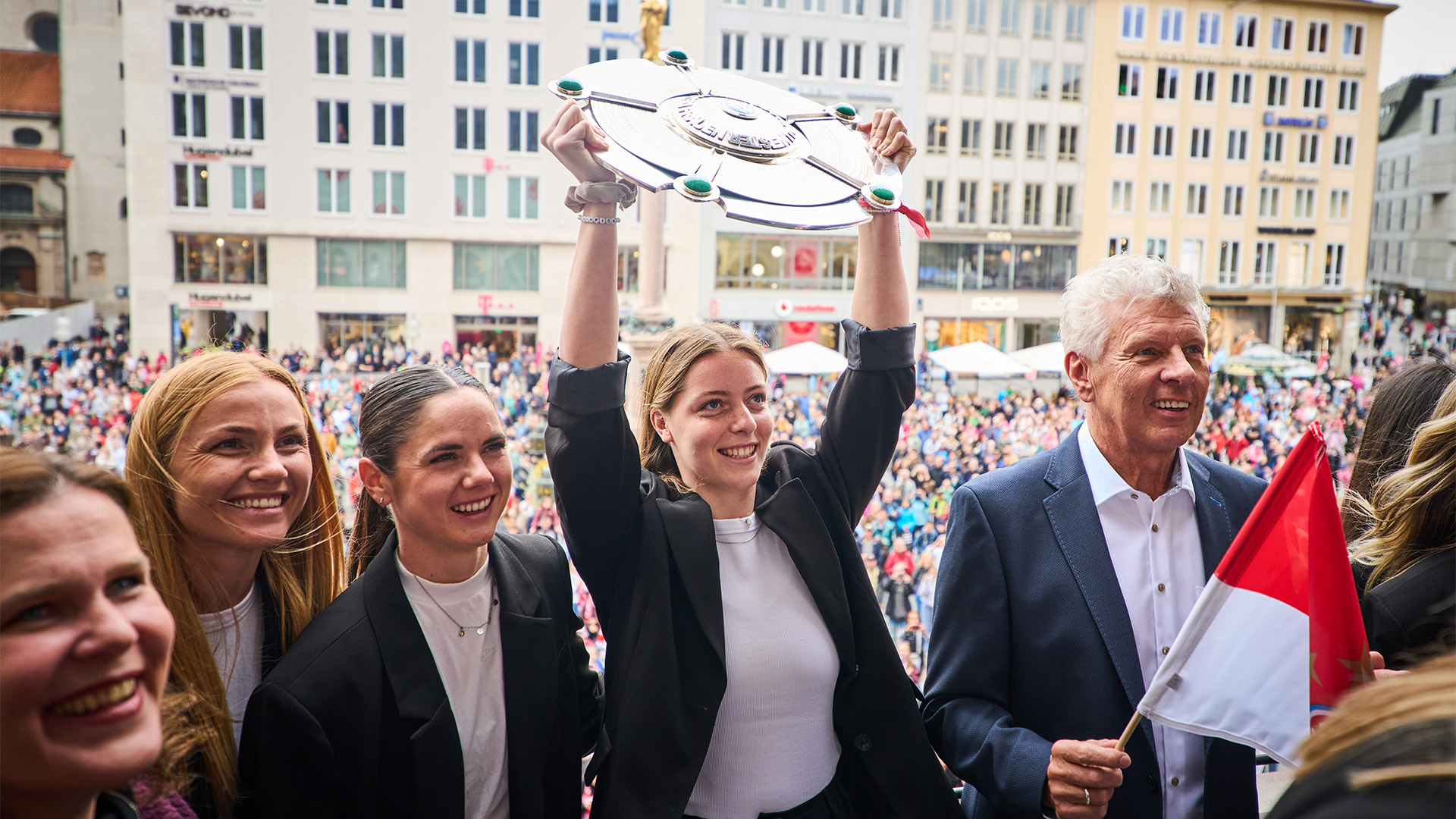 13-fcbayern-frauen-meisterempfang-rathaus-240521-mel