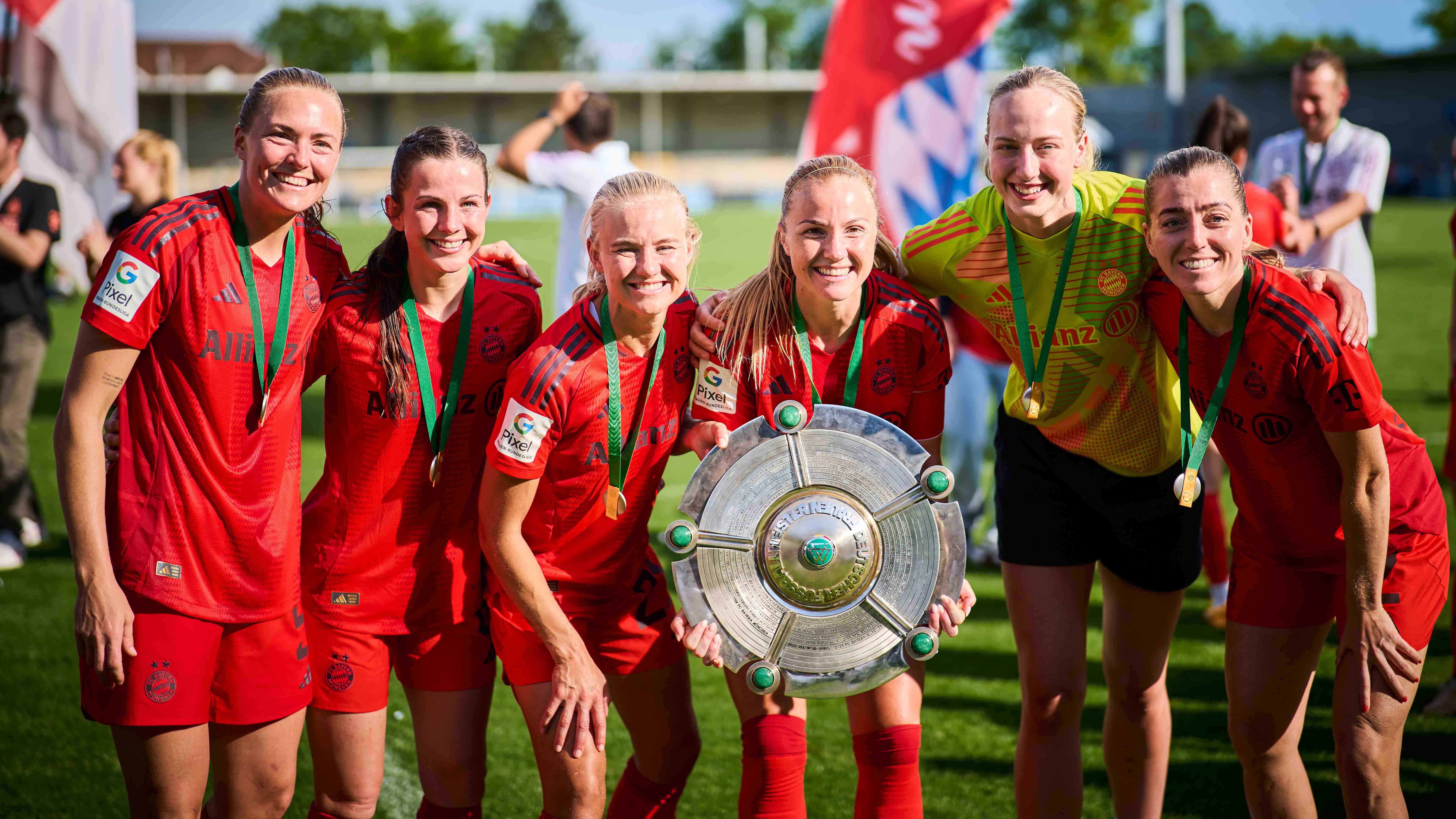 Spielerinnen des FC Bayern mit der Meisterschale