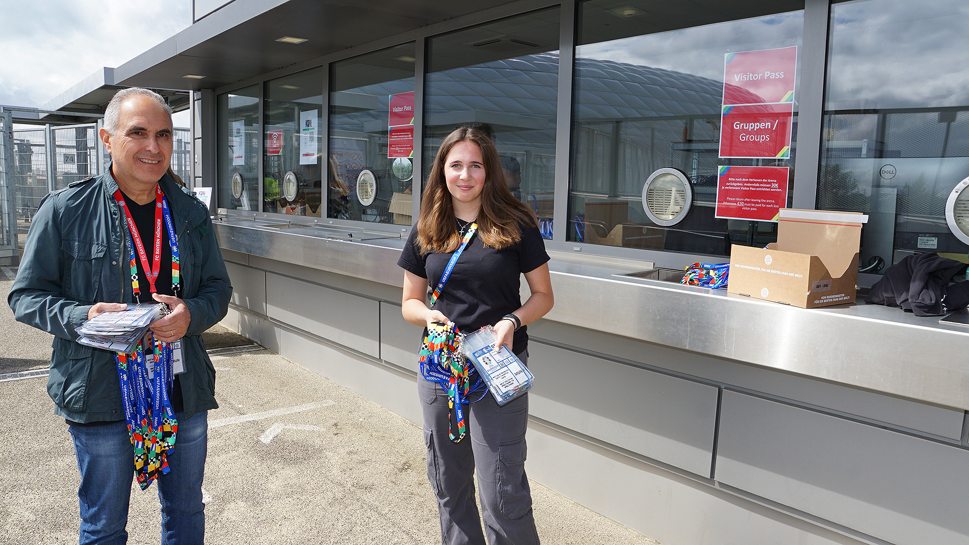 Please note that a visitor pass must be issued before entry of the Munich Football Arena. To do this, you must enter your contact details using a QR code.