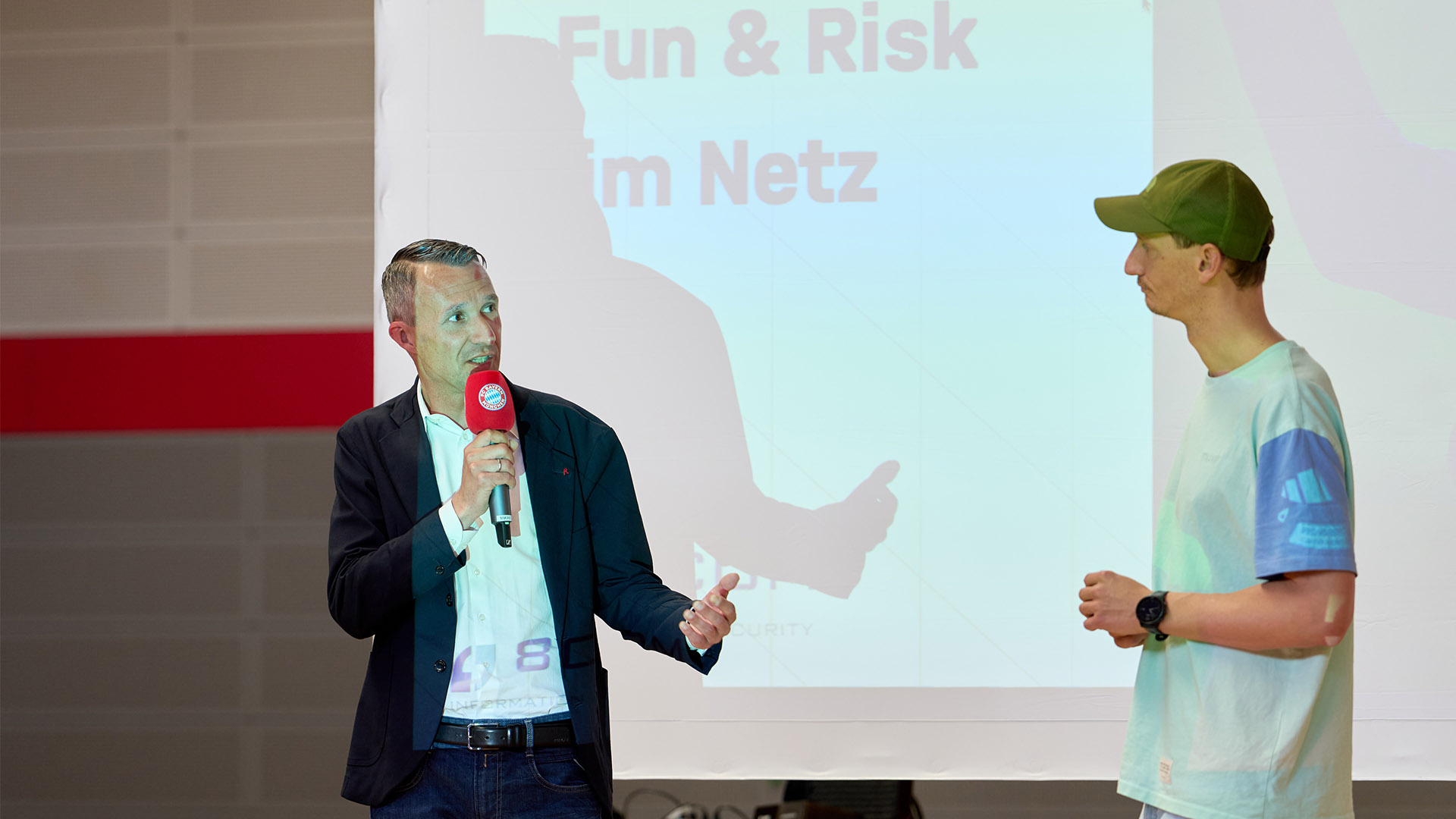 Markus Meindl (l.), director of fan and fan club support, and "Learning with a Kick" coordinator Moritz Janke welcomed the adolescents.