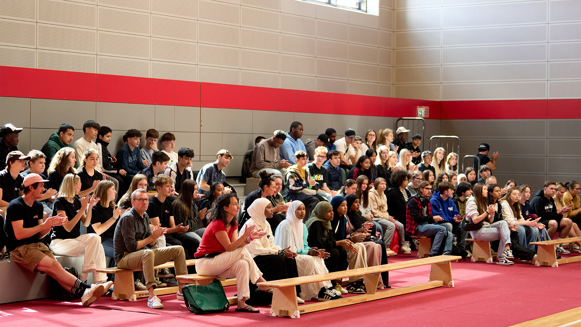 Full house: About 100 pupils learned about cyber security at the FC Bayern Campus