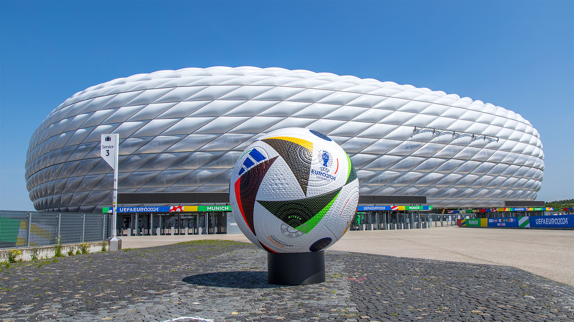 Euro 2024-Spielball vor der Allianz Arena.