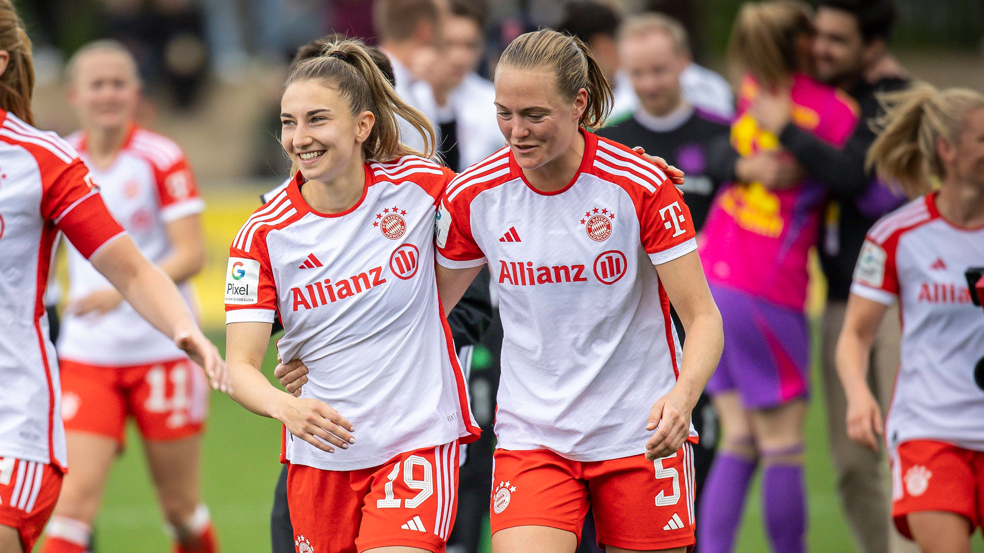 Katharina Naschenweng und Magdalena Eriksson von den FC Bayern Frauen