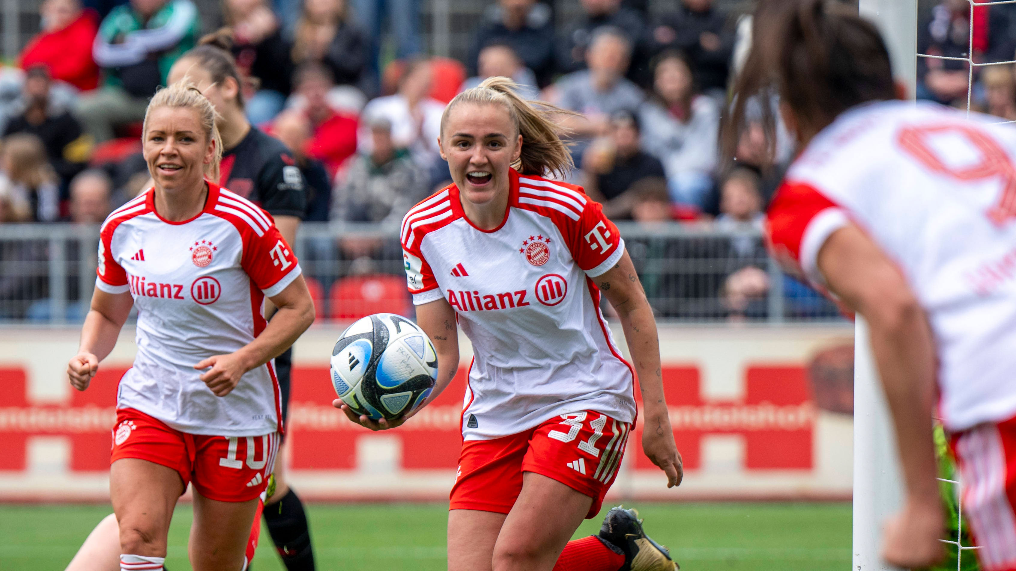 Georgia Stanway im Spiel gegen Bayer 04 Leverkusen