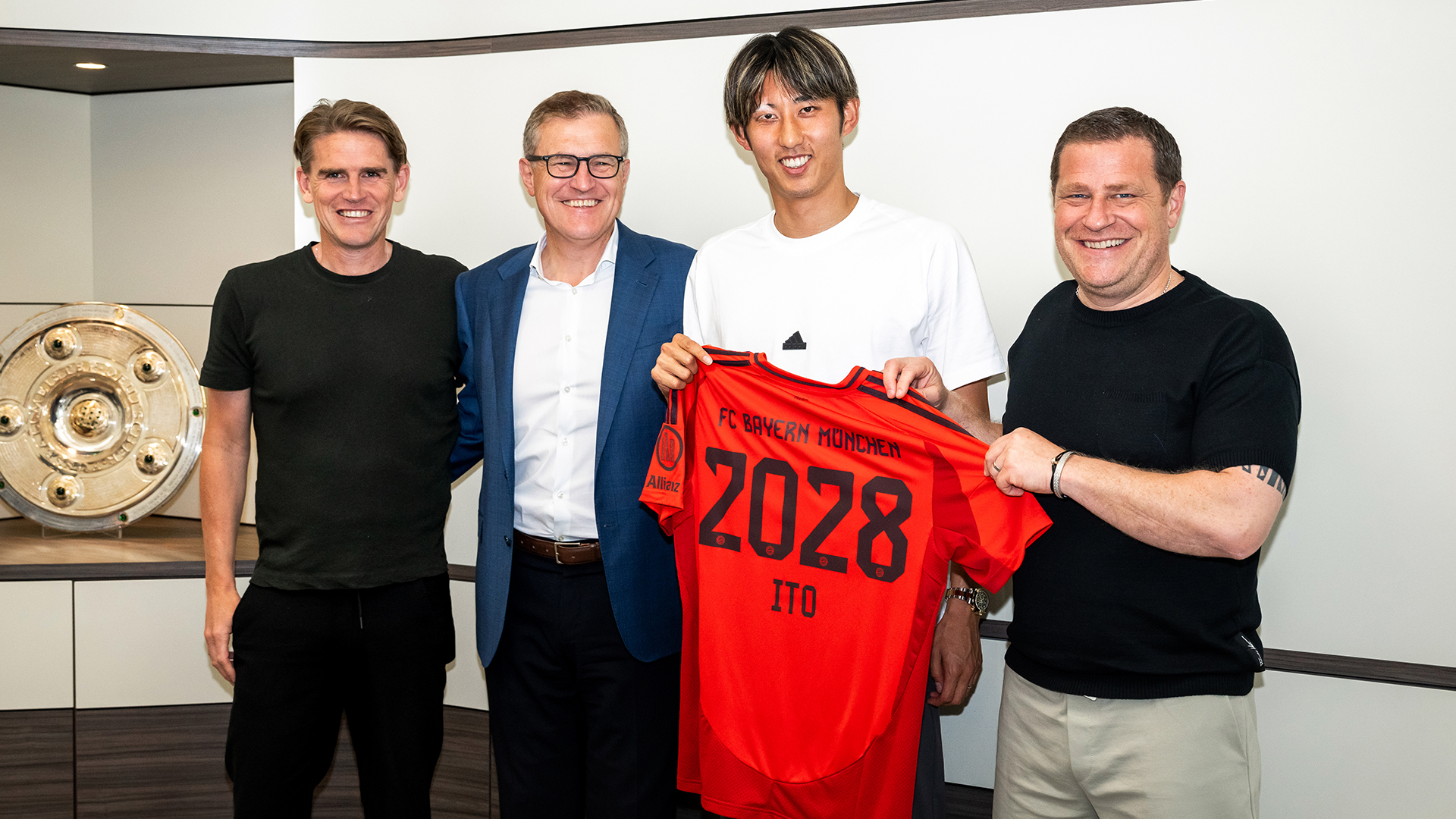 Sportdirektor Christoph Freund, der Vorstandsvorsitzende Jan-Christian Dreesen, Hiroki Ito und Sportvorstand Max Eberl bei der Vertragsunterschrift.