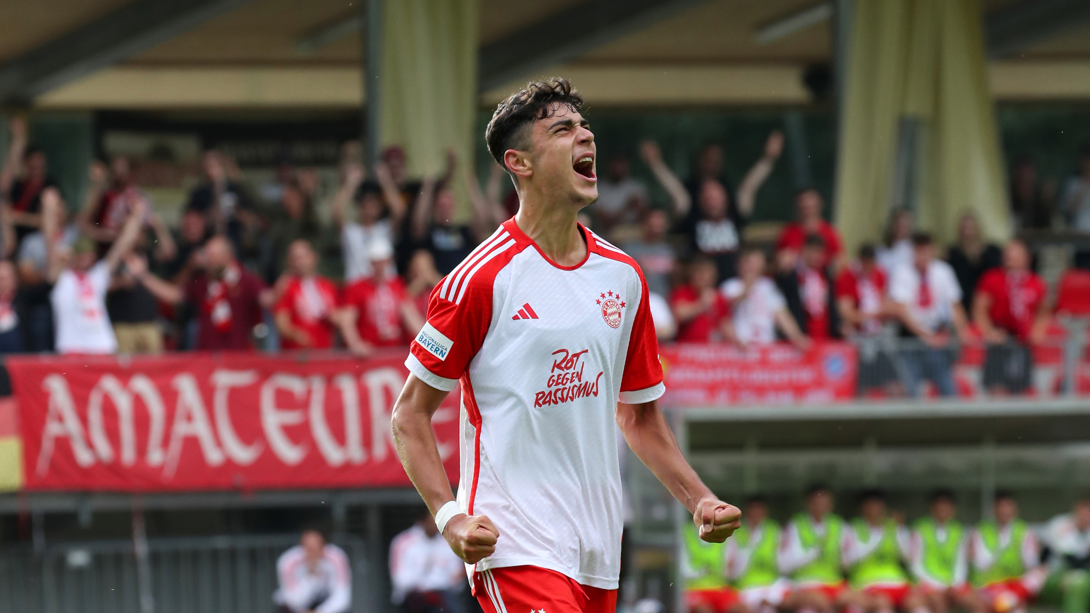 Celebración con la camiseta del FC Bayern Amateure: el seis jugó nueve partidos con el equipo reserva del FC Bayern en la Regionalliga Bayern.