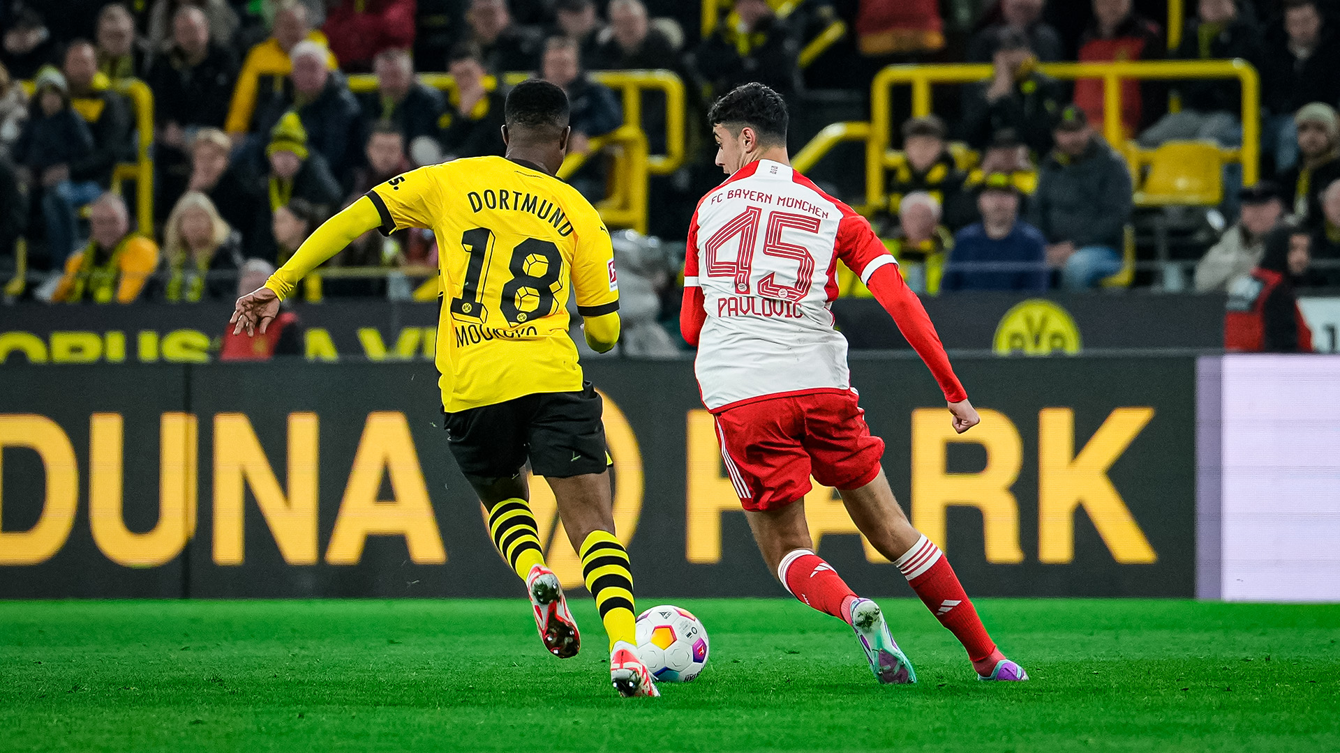 Aleksandar Pavlović, del FC Bayern, en el partido contra el Borussia Dortmund.