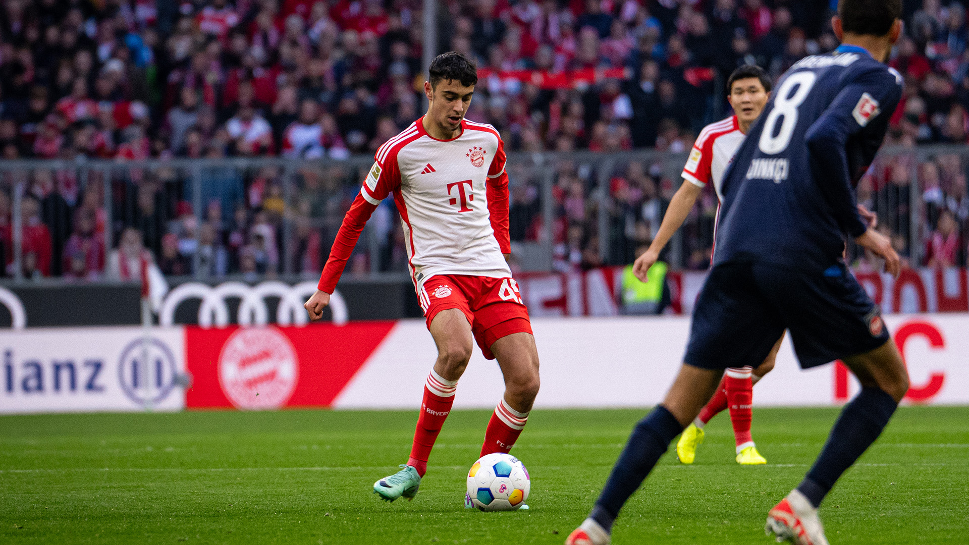 Aleksandar Pavlović en el partido en casa del FC Bayern contra el 1 FC Heidenheim.